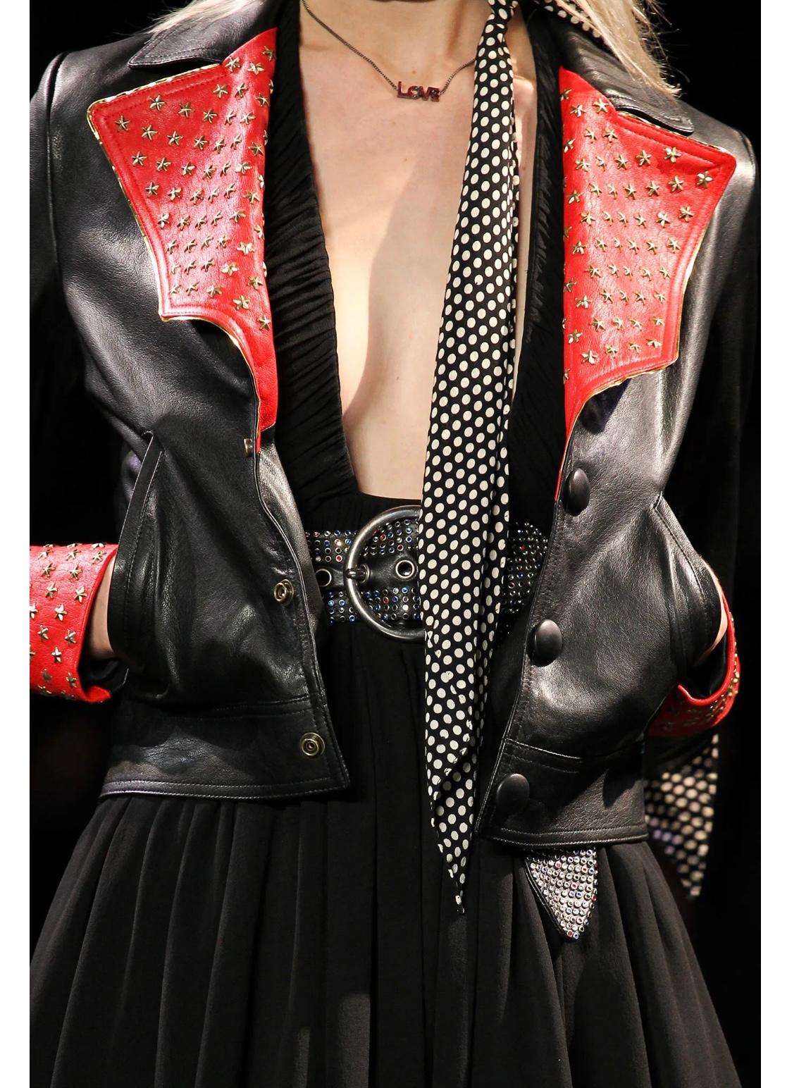 P/E 2015 Saint Laurent by Hedi Slimane: giacca in pelle con stelle borchiate in passerella

Questa giacca in pelle da passerella Saint Laurent P/E 2015 di Hedi Slimane è caratterizzata da borchie metalliche a forma di stella, una struttura a spalla