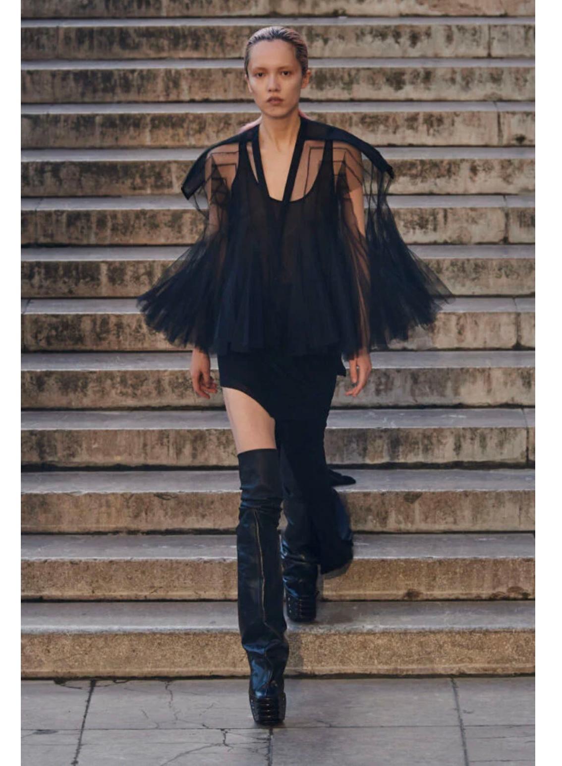 Falda extralarga sirena de pasarela Rick Owens

Esta espectacular falda sirena de Rick Owens muestra el icónico sentido de la proporción alargada y el movimiento fluido del diseñador. Confeccionado en cupro ligero, se ciñe al cuerpo antes de