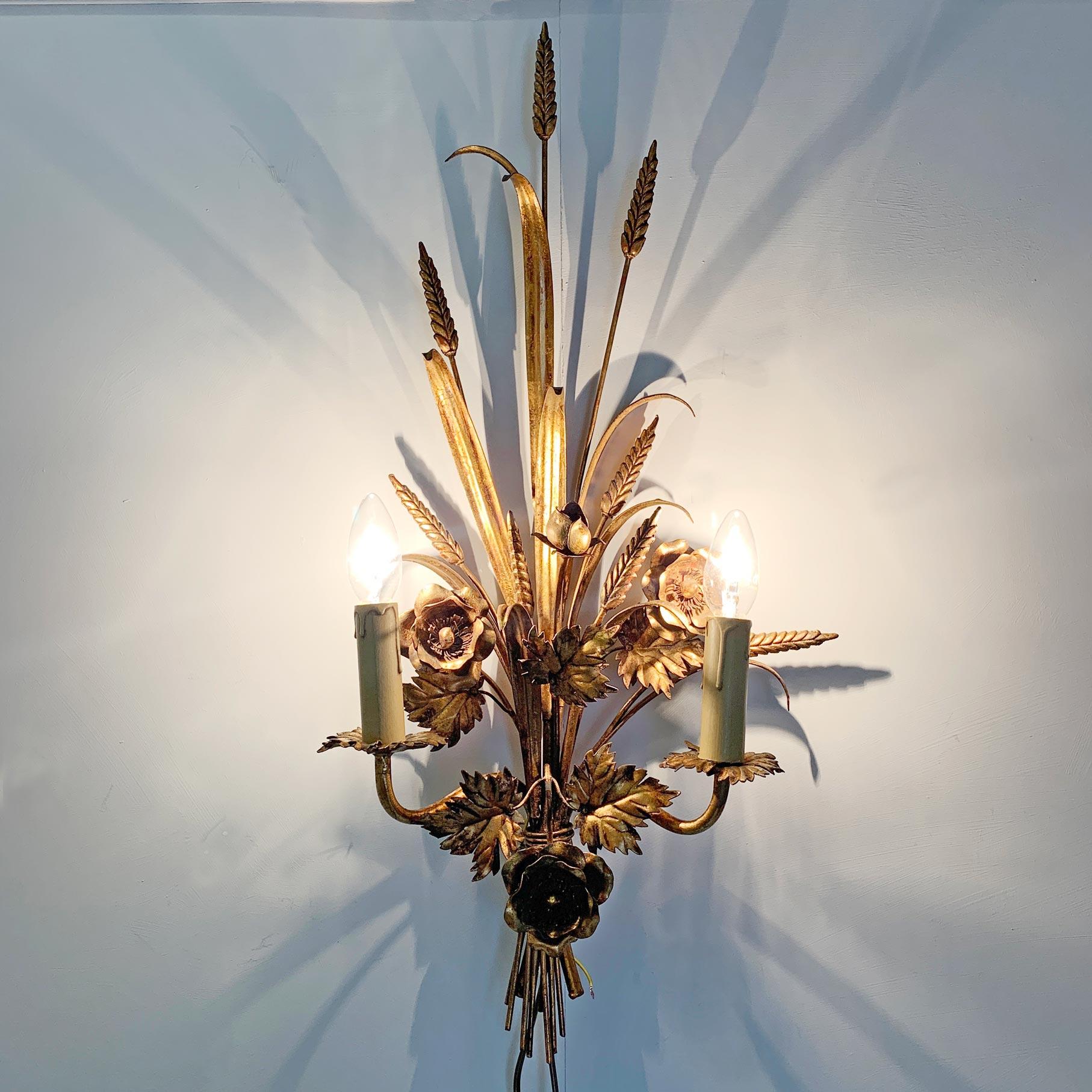 S. Salvadori wheatsheaf scone light,
circa 1970s, Italy
Beautiful single large wall sconce with wheat sheaf and flower details
The light takes 2 E14 small screw in bulbs
Original gilt finish
Measures: 74cm height, 15cm depth
 
The light is in full