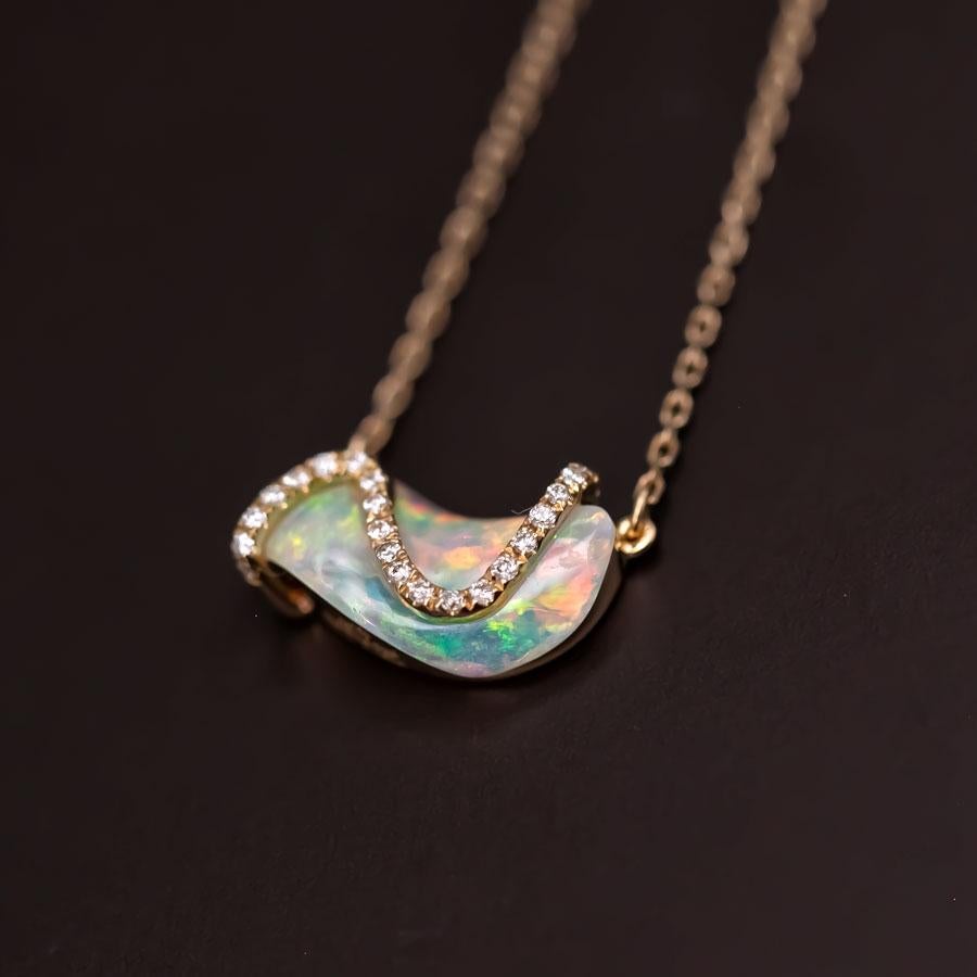 Collana con conchiglia fossile di opale australiano con diamante a forma di S in oro giallo 18 carati.

La conchiglia fossile opalizzata è molto rara rispetto all'opale normale.

Spedizione nazionale gratuita USPS di prima classe! Borsa o scatola