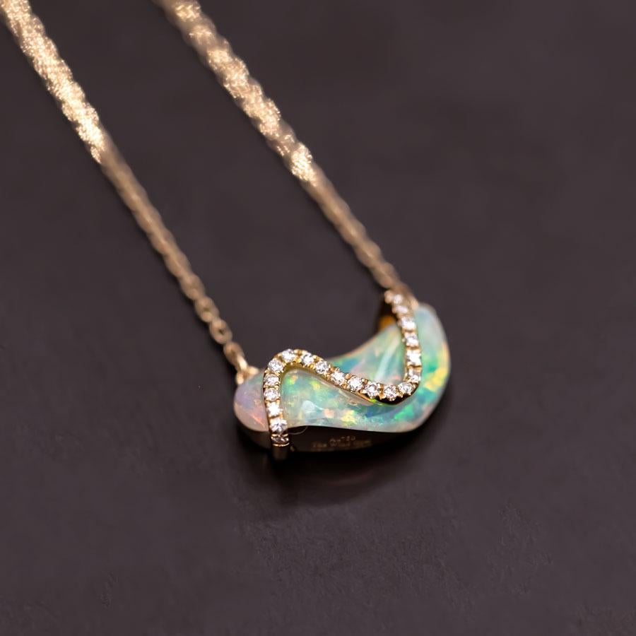 Taglio brillante Collana di conchiglie fossili con diamante opale a forma di S in oro giallo 18 carati in vendita