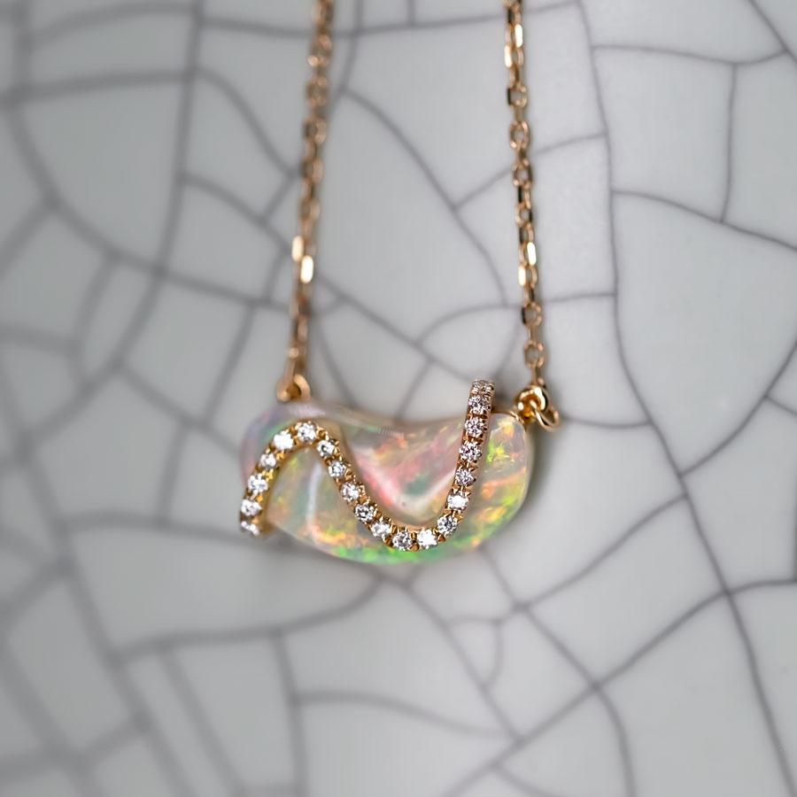 Collana di conchiglie fossili con diamante opale a forma di S in oro giallo 18 carati In condizioni Nuovo in vendita a Suwanee, GA