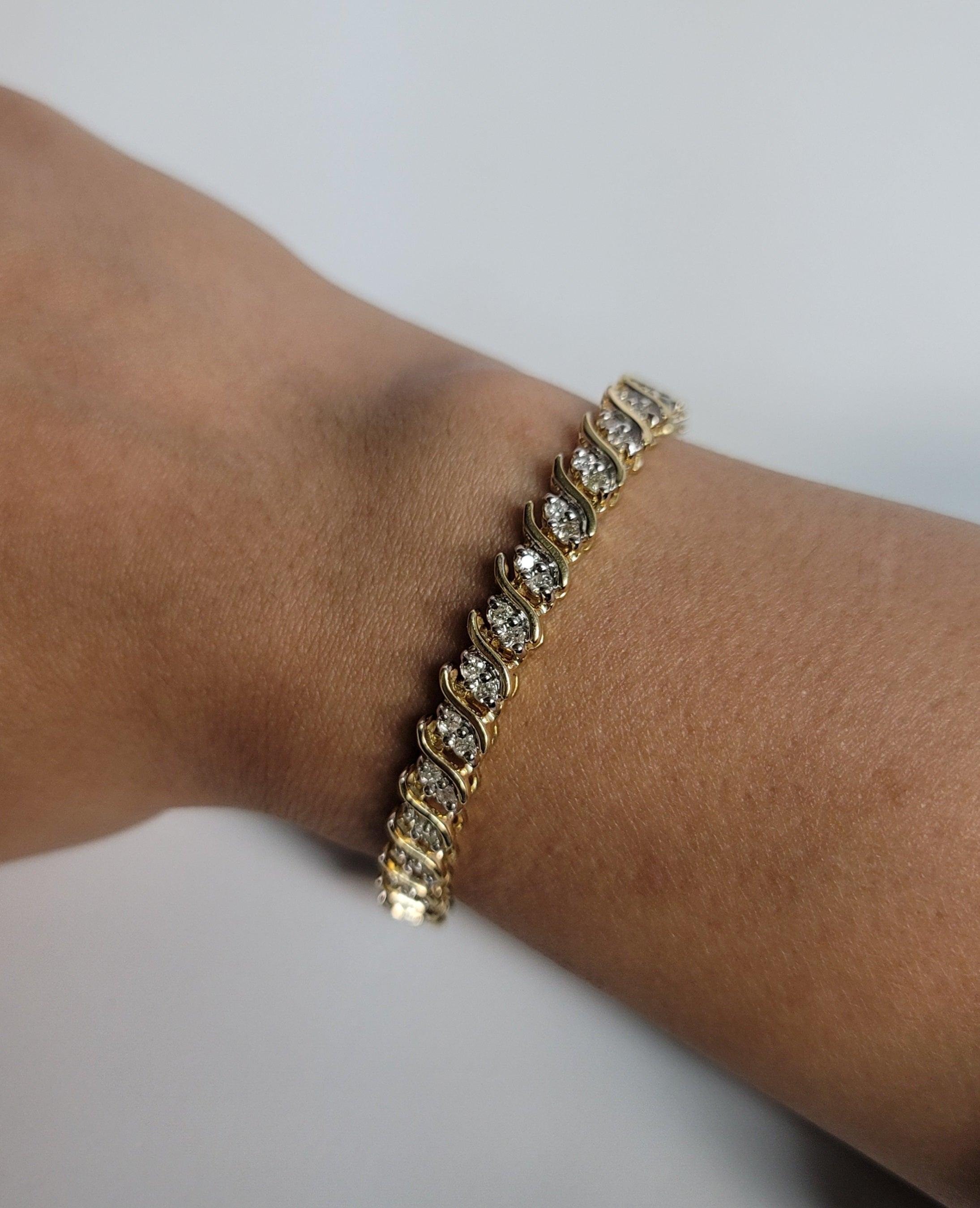 ♥ Tennis Bracelet Description ♥

Pierre principale : Diamant
Approx. Carat total du diamant : 2.10cttw
Taille du diamant : Rond
Type de métal : Or jaune 14K
Métal Poids : 25 grammes
Largeur : 7 mm
Longueur du bracelet : 7 pouces
**Peut être