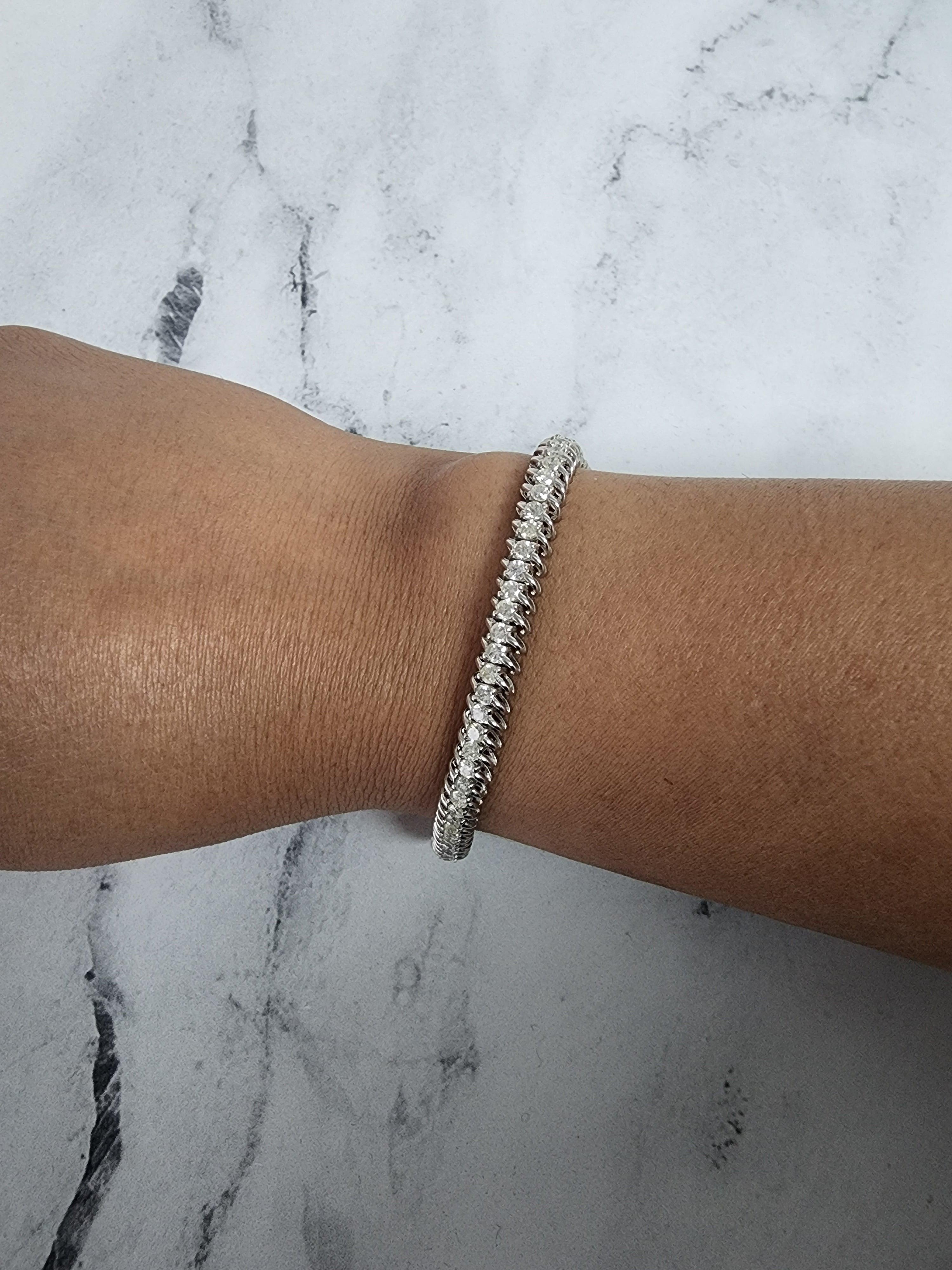 ♥ Descripción de la pulsera de tenis ♥

Piedra principal: Diamante
Aprox. Peso en quilates del diamante: 3,60 ctw
Corte del diamante: Redondo
Tipo de Metal: oro Blanco 14K
Longitud de la pulsera: 7 Pulgadas
Peso: 16 gramos 
Ancho de la pulsera: 6