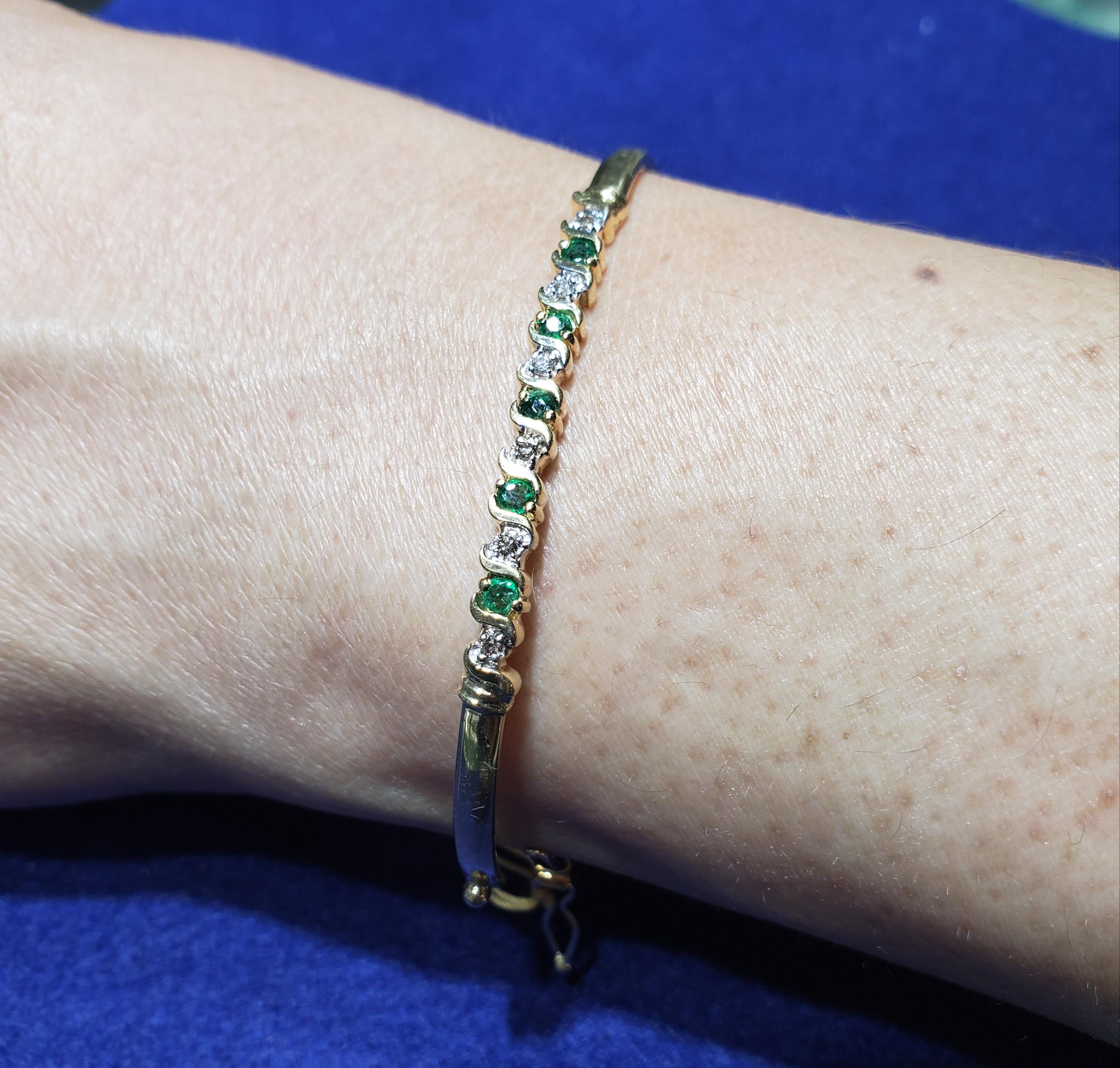 ♥ Descrizione del braccialetto ♥

Pietra principale: Diamanti e smeraldo
Circa. Peso in carati: .50cttw
Tipo di metallo: Oro giallo 14 carati 
Taglio della pietra: Rotondo
Peso del metallo: 6 grammi
Larghezza del bracciale (diametro esterno): 2.5