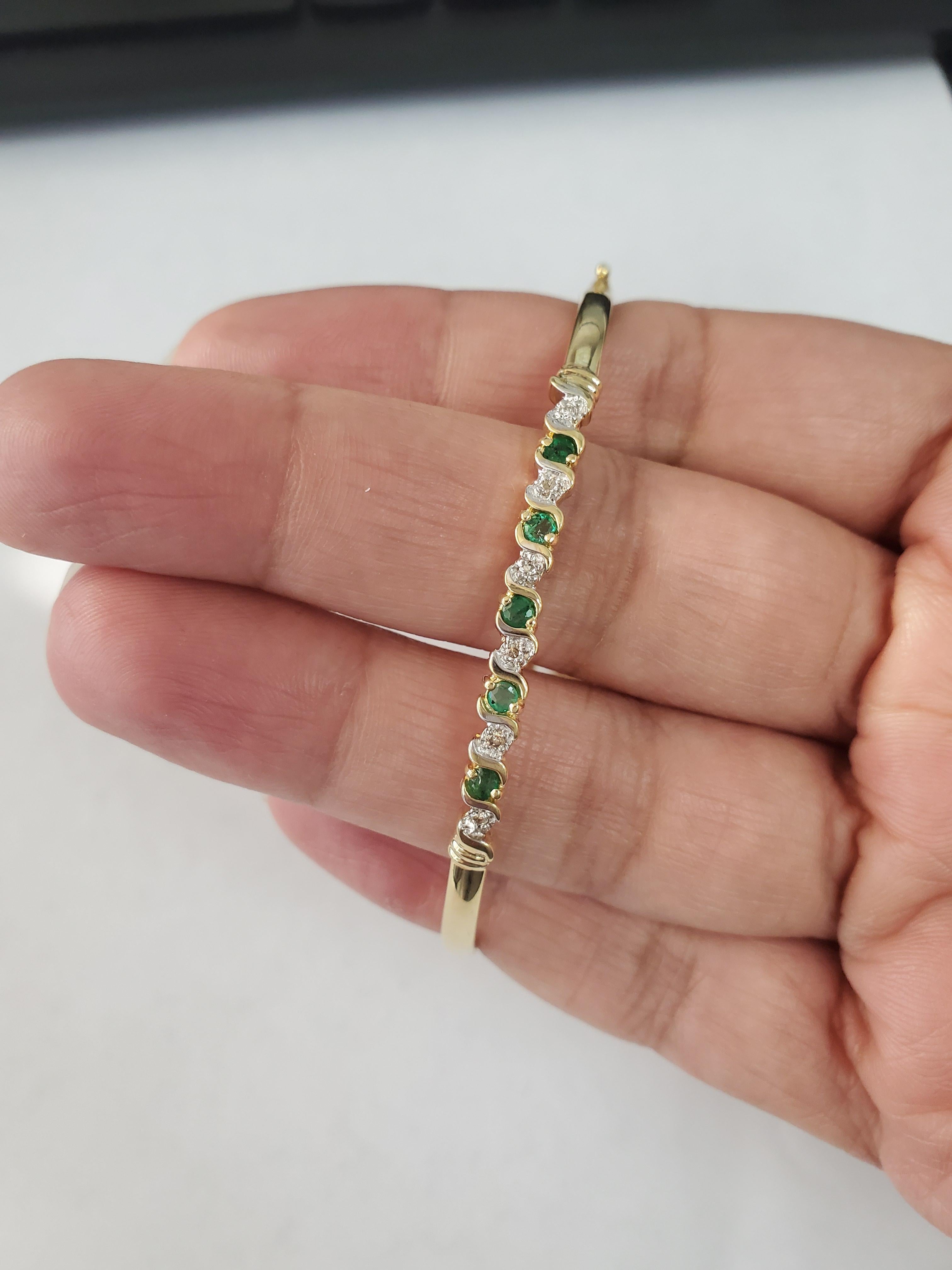 Taglio rotondo Bangle con diamante e smeraldo in stile S in oro giallo 14K in vendita