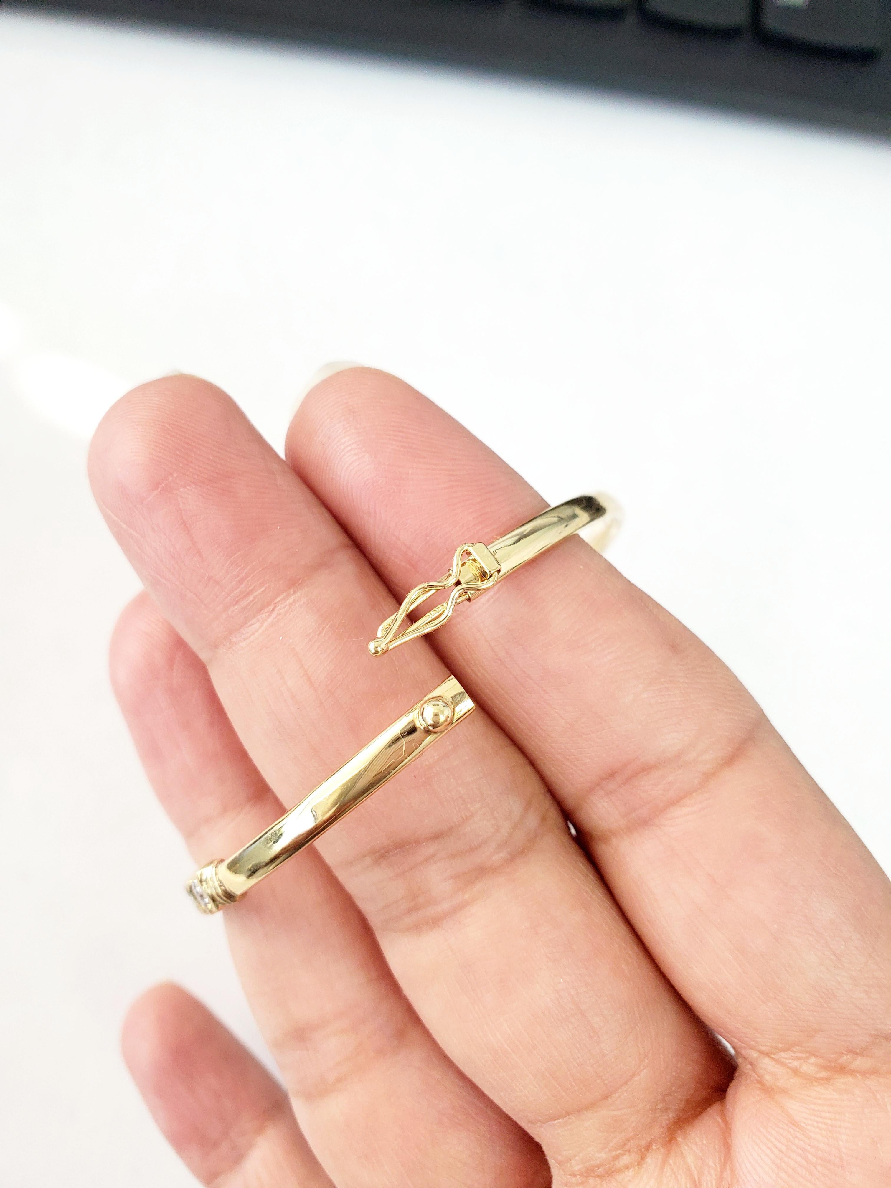 Bangle con diamante e smeraldo in stile S in oro giallo 14K In condizioni Nuovo in vendita a Sugar Land, TX