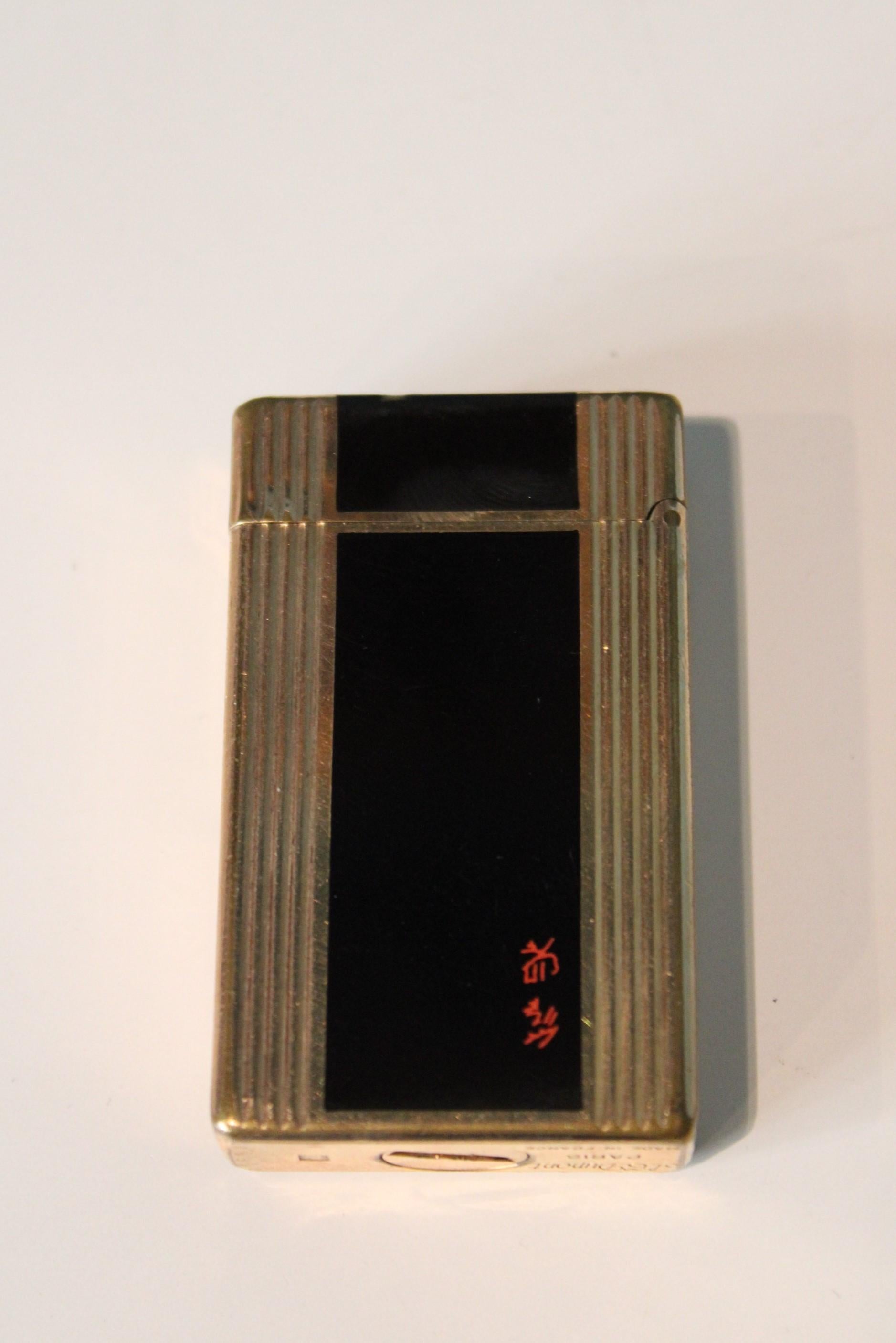 S. T. DUPONT lighter. 
Gold plated, Hallmark. Chinese lacquer. 
Nonfunctional.
 