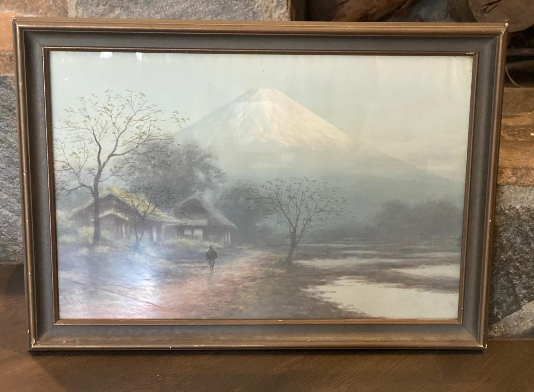 Un acquerello bello, suggestivo ed evocativo del Monte Fuji che sovrasta un piccolo paesaggio mattutino nebbioso, realizzato dall'artista/pittore giapponese S. Tosuke.  

L'opera è firmata da Tosuke nell'angolo dell'immagine.

Un recente articolo