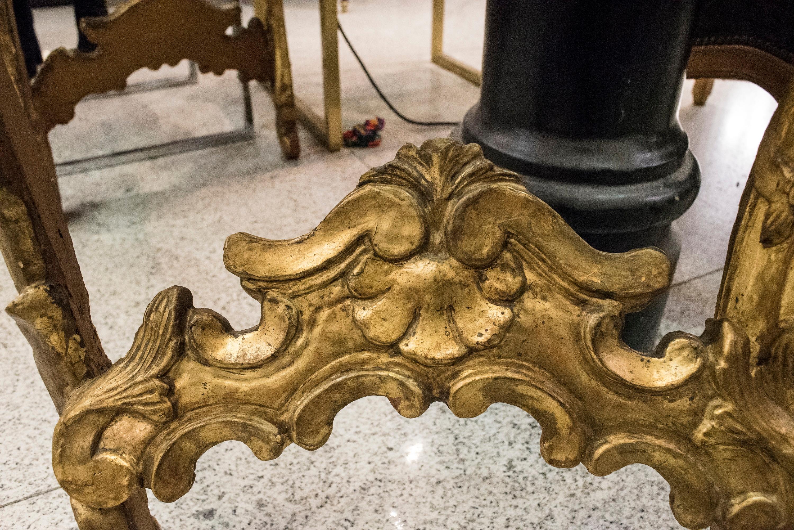 Stunning Venetian S XVII carved and gilt console. Carved side legs pads. Frontal face carved with a head of angel. Top on marble wood. 
A extraordinary console table Italian Baroque, from a private Venetian collection.
A piece very difficult to