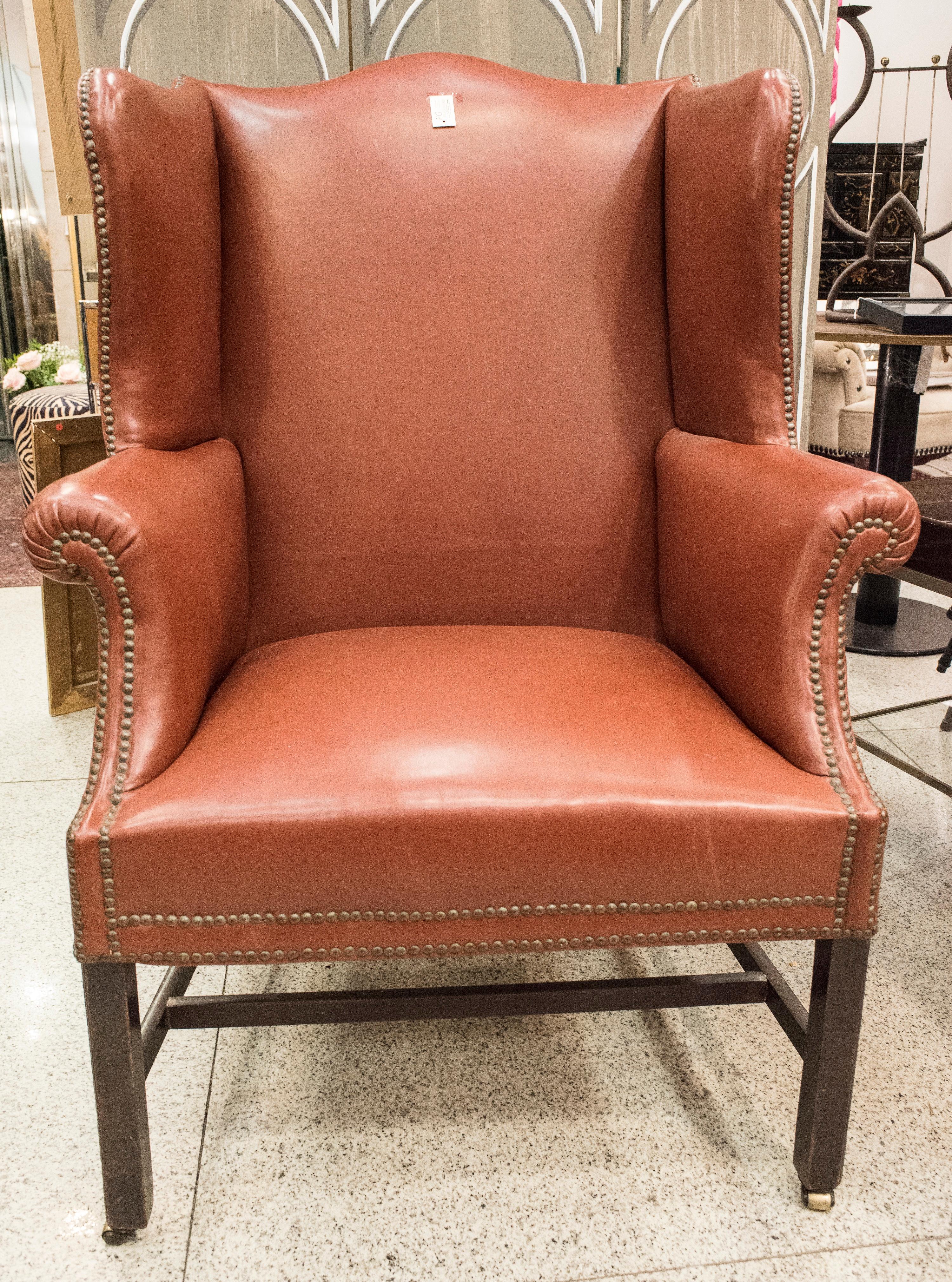 SXVIII George III English Leather and Wood Club Chair O Wingchair

Extraordinary George III English SXVIII leather and oak 4 feet armchair.
With wheels in the feet , the leather has been changed long time ago , maybe 50 years ago, but it has wear