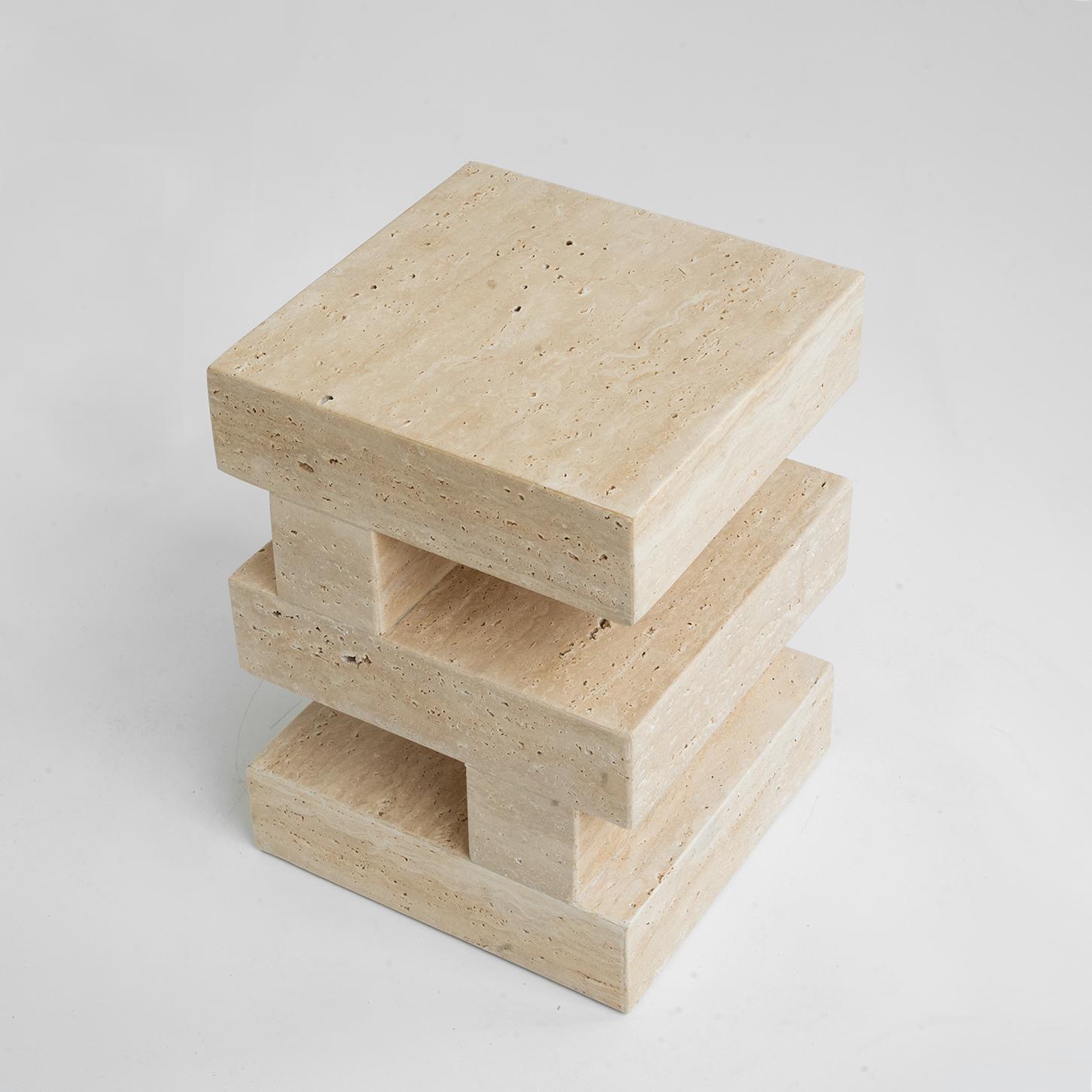 La table d'appoint SYNC est une pièce moderne et multifonctionnelle qui allie style et praticité. Fabriqué en travertin naturel, sa forme en zigzag et son design en couches offrent une façon unique de placer vos livres ou vos objets d'exposition. La