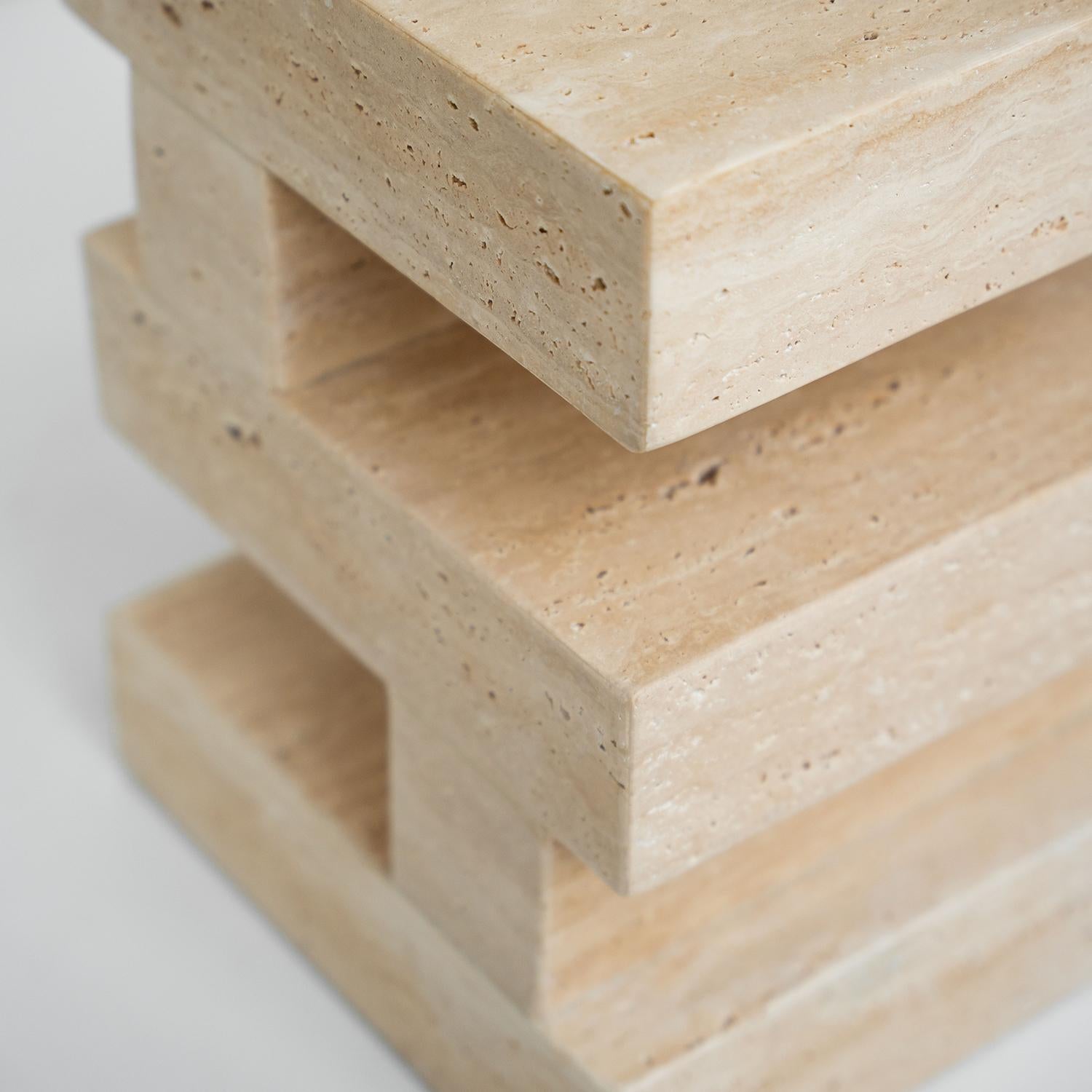 Néerlandais S Y N C Traverine Side Table en vente