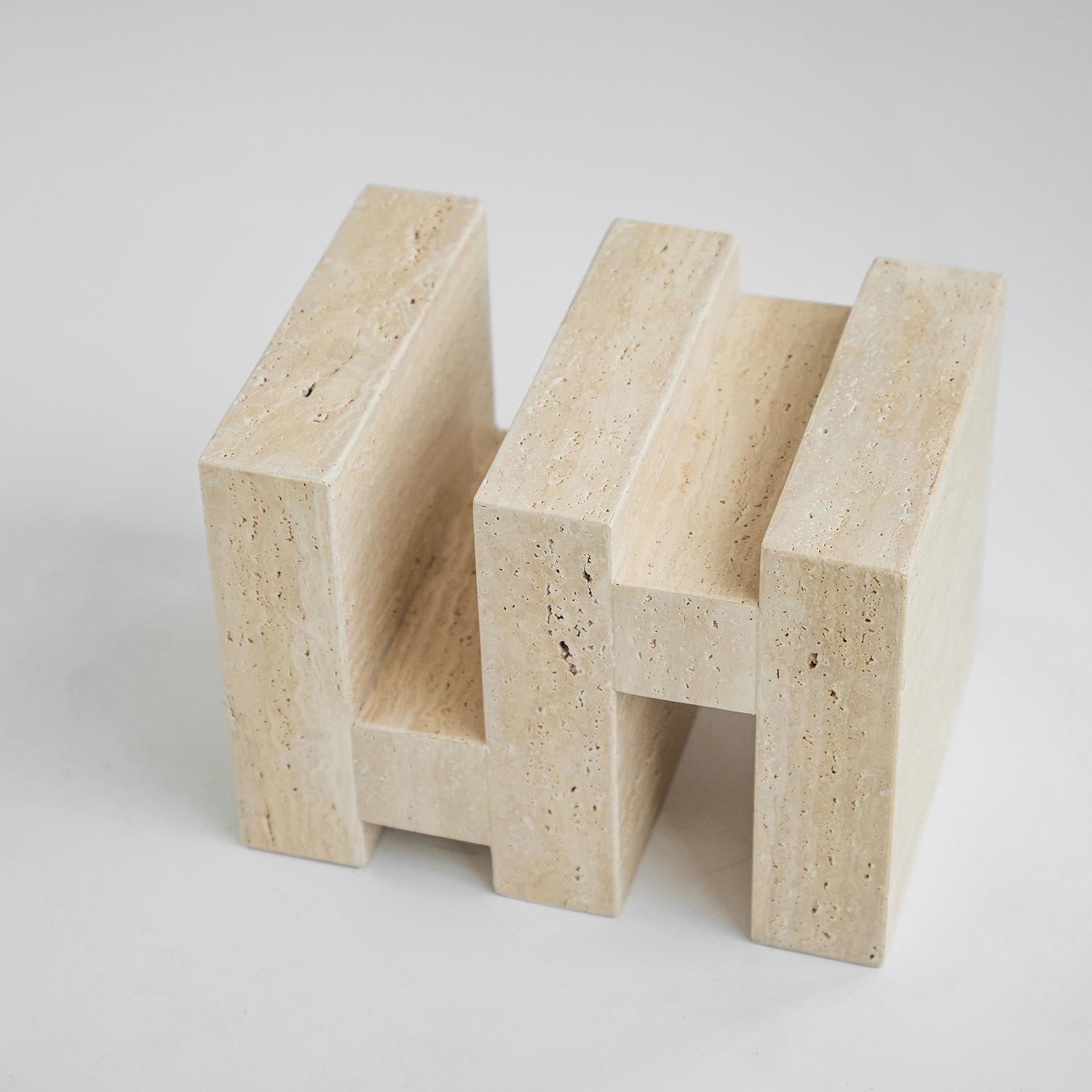 S Y N C Traverine Side Table en vente 1