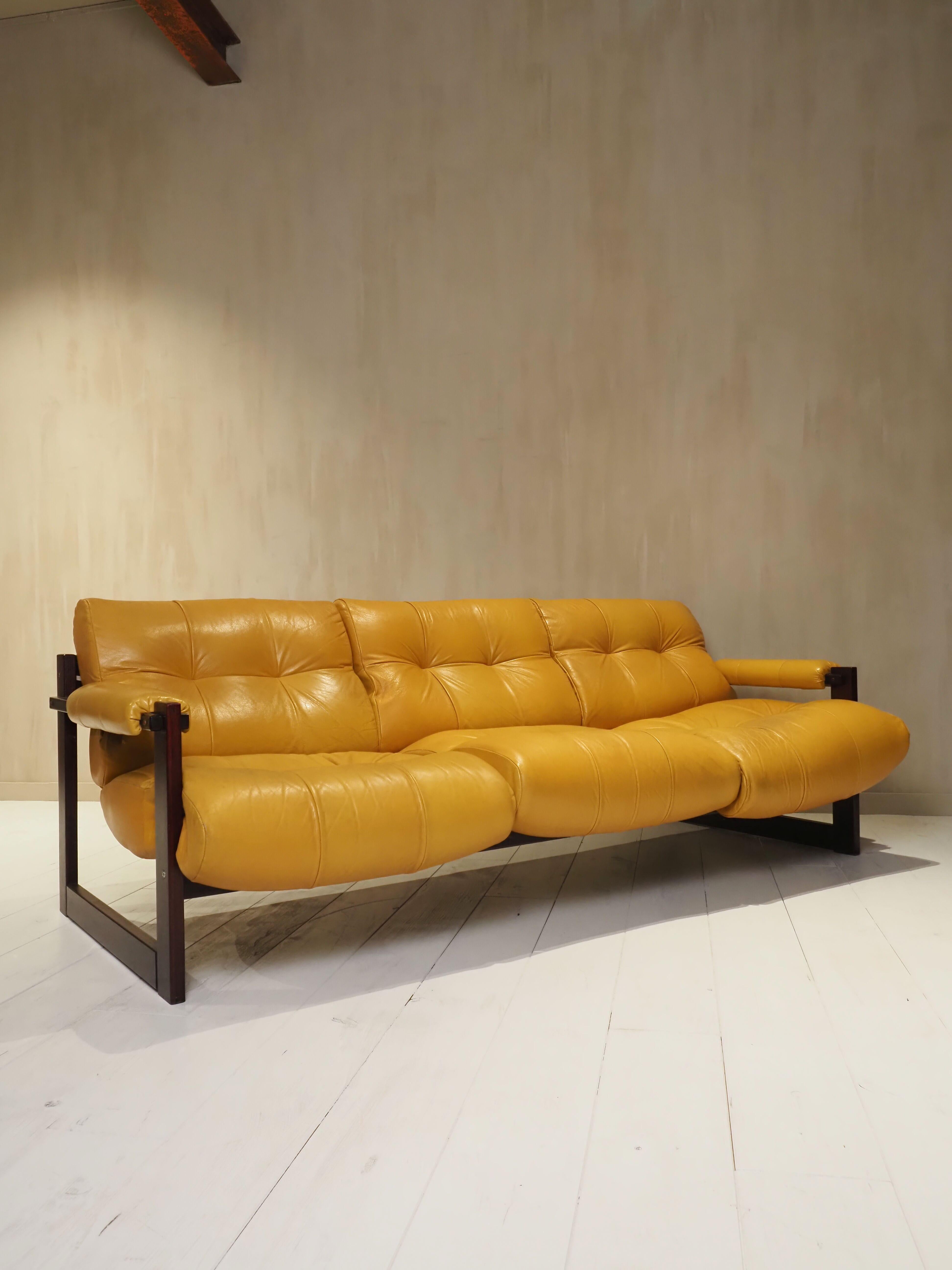 El sofá S1 es un ejemplo distintivo de la obra del diseñador brasileño Percival Lafer, célebre por su uso innovador de los materiales locales y los principios de diseño moderno que caracterizaron el diseño brasileño de muebles a mediados del siglo