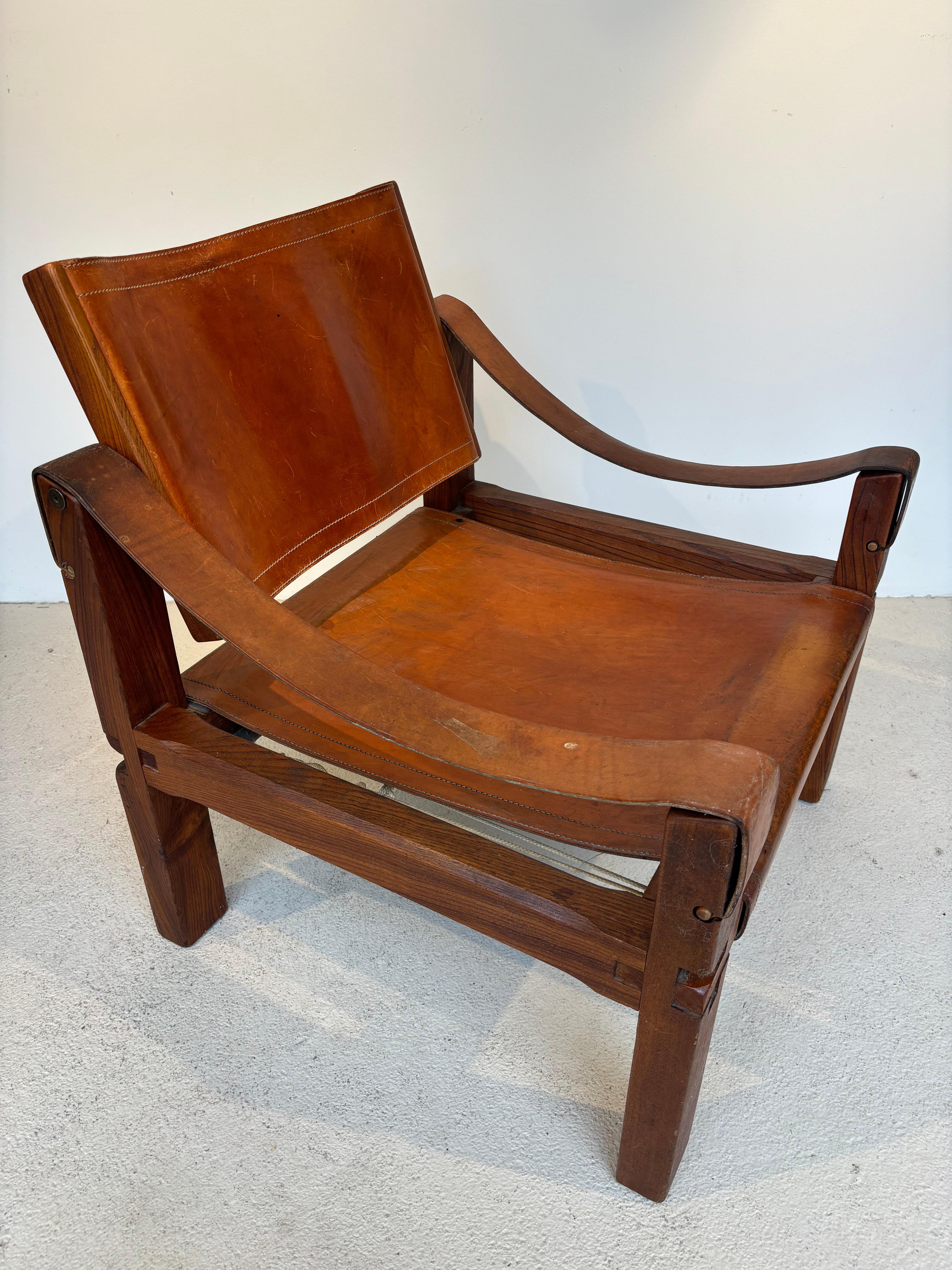 Milieu du XXe siècle Fauteuil S10 de Pierre Chapo très patiné en vente