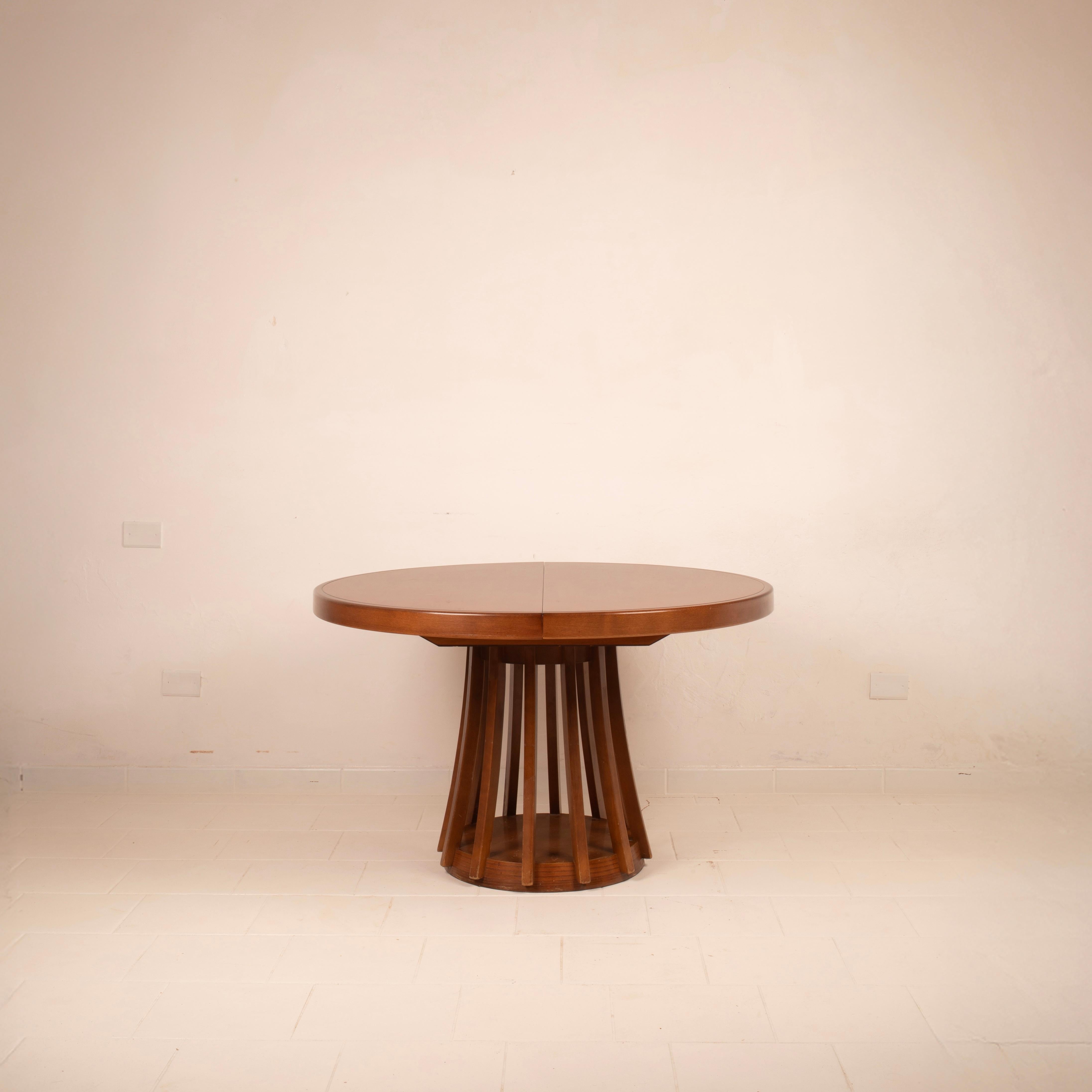 Signed by one of the great masters of postwar Italian design, this extraordinary S11 model table is the result of the collaboration between Angelo Mangiarotti and La Sorgente del Mobile of Arosio. Designed in the late 1960s, it represents a perfect