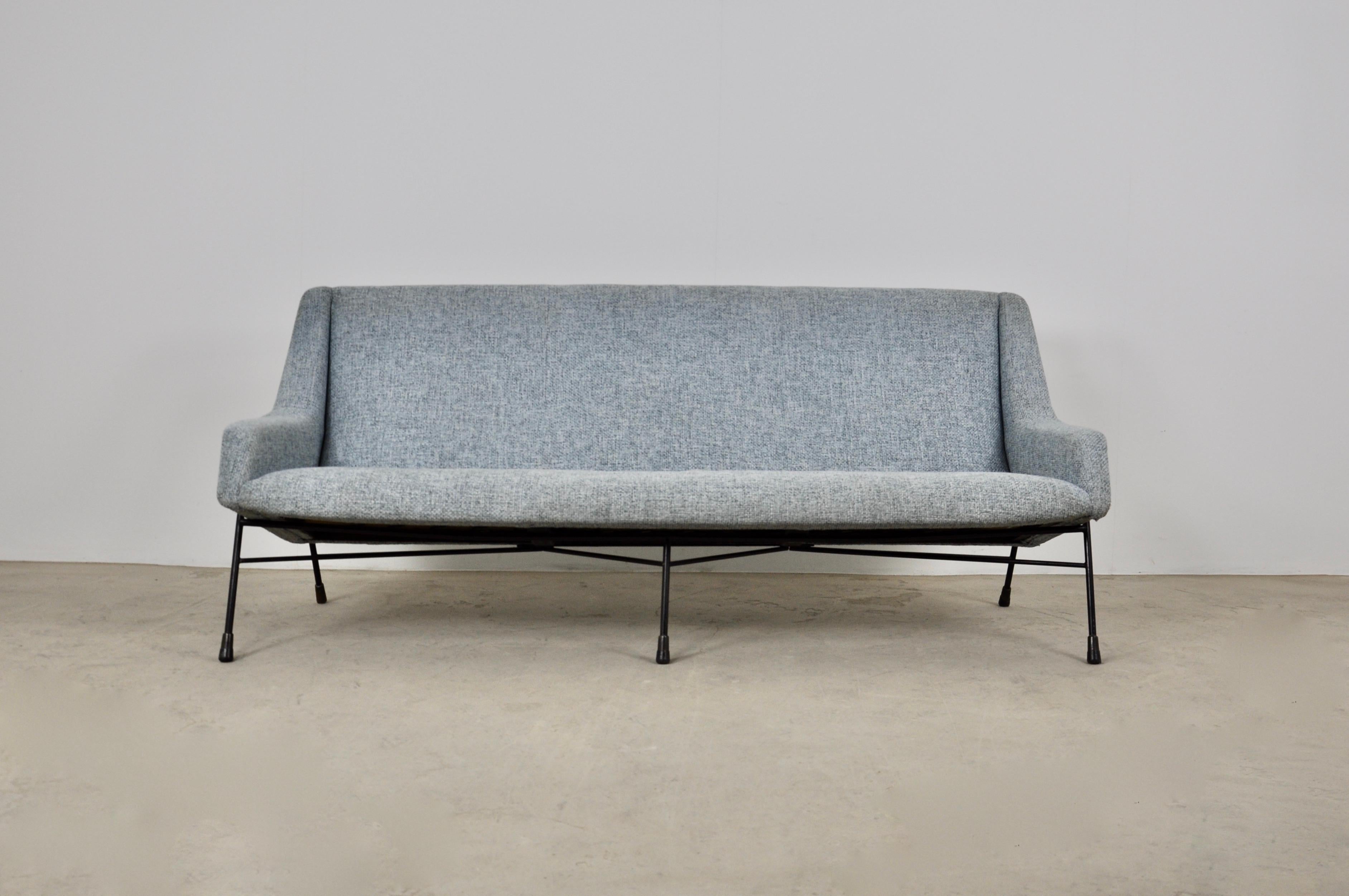 Sofa 3 places in fabric and metal structure in black color. Measures: Seat height 40cm. Wear due to time and the age of the sofa.