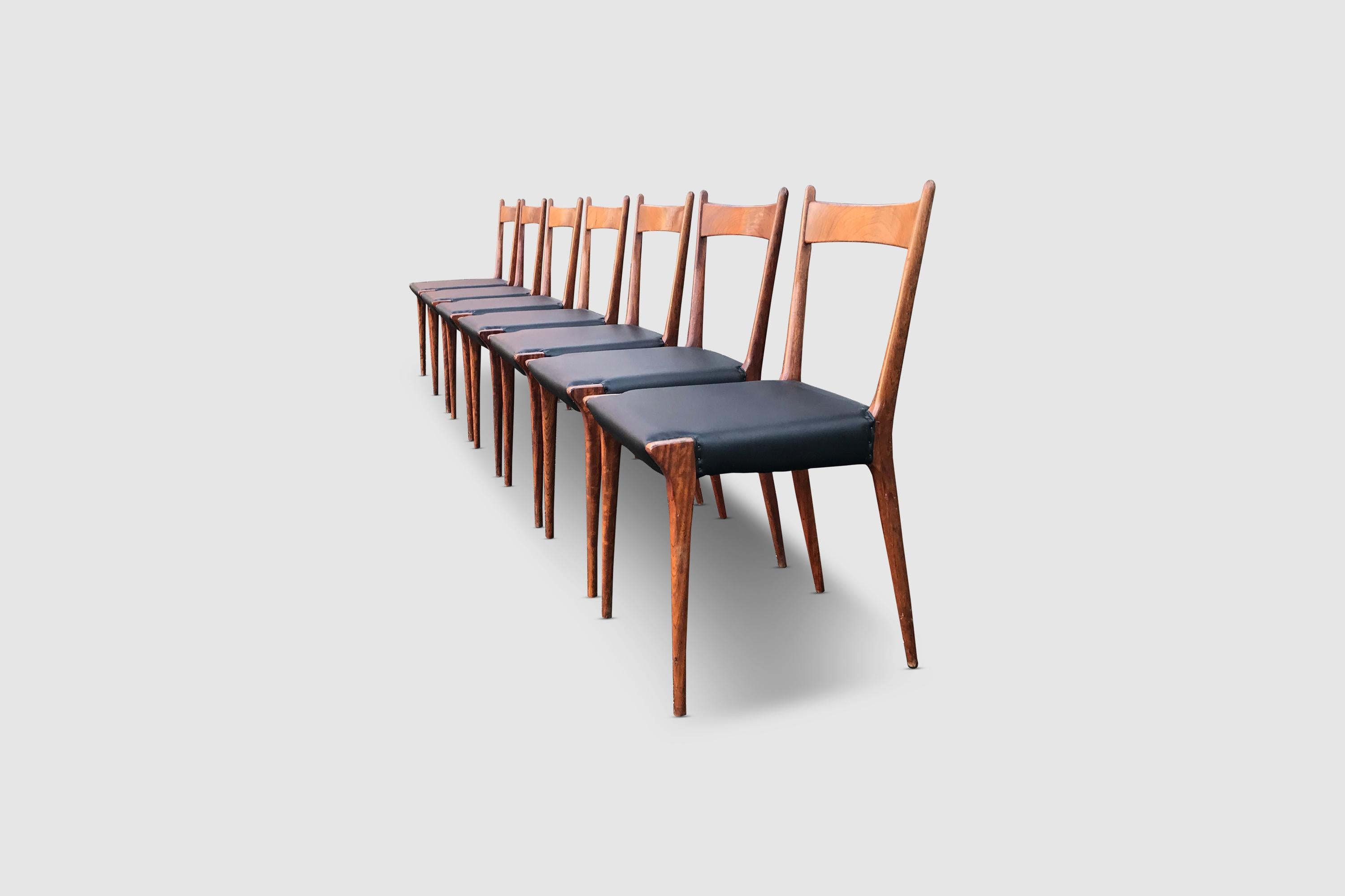 Beautiful, sleek and elegant. Those are the first words a design enthousiast might have if one lays is eyes on this set of dining chairs. Designed by Alfred Hendrickx in the 50s for Belform Belgium, the design is a prime example of the mid century