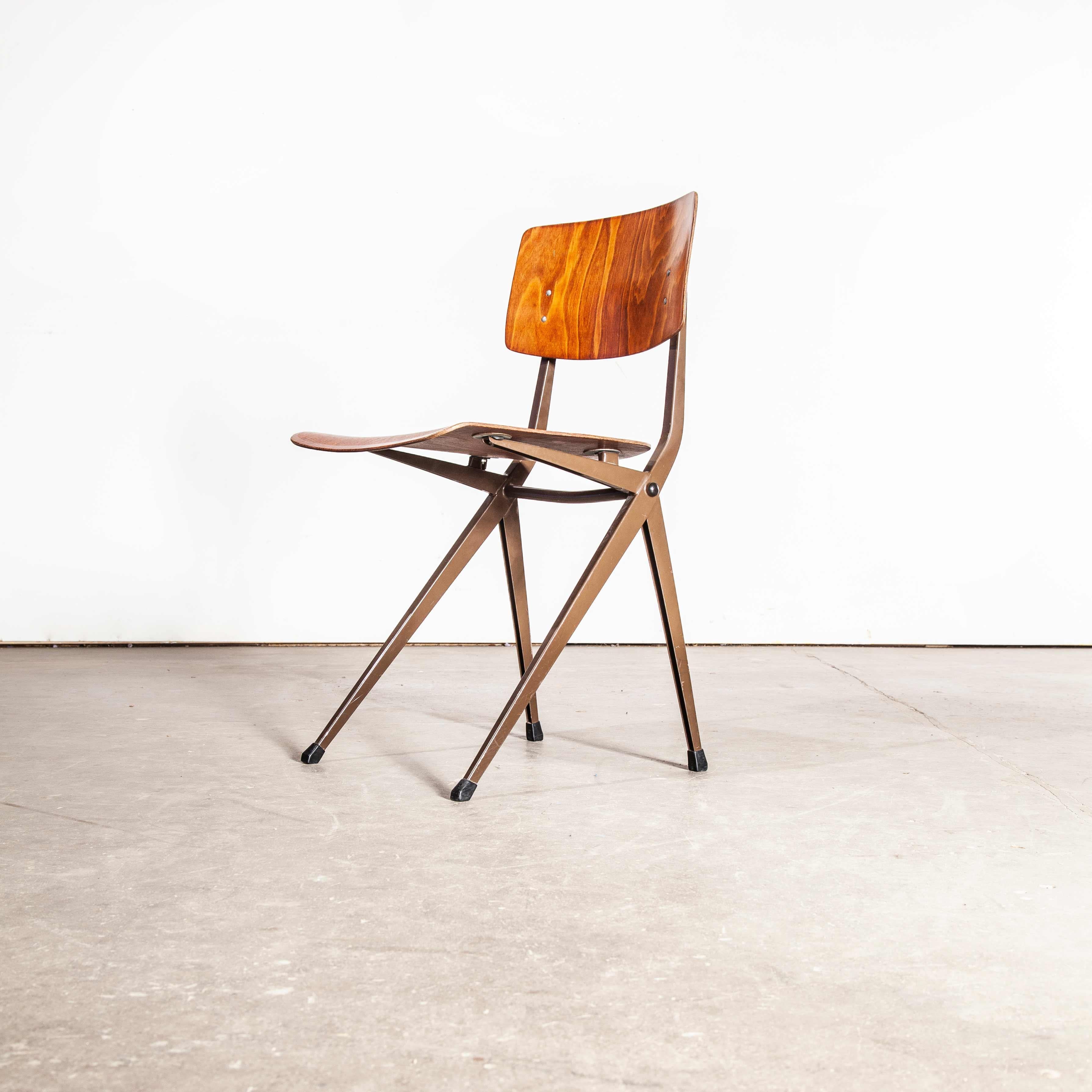 S201 chaise de salle à manger par Ynske Kooistra pour Marko - ensemble de douze. La chaise classique hollandaise à pied compas a peut-être été créée à l'origine par Prouve, qui a ensuite inspiré un certain nombre de belles conceptions de chaises à