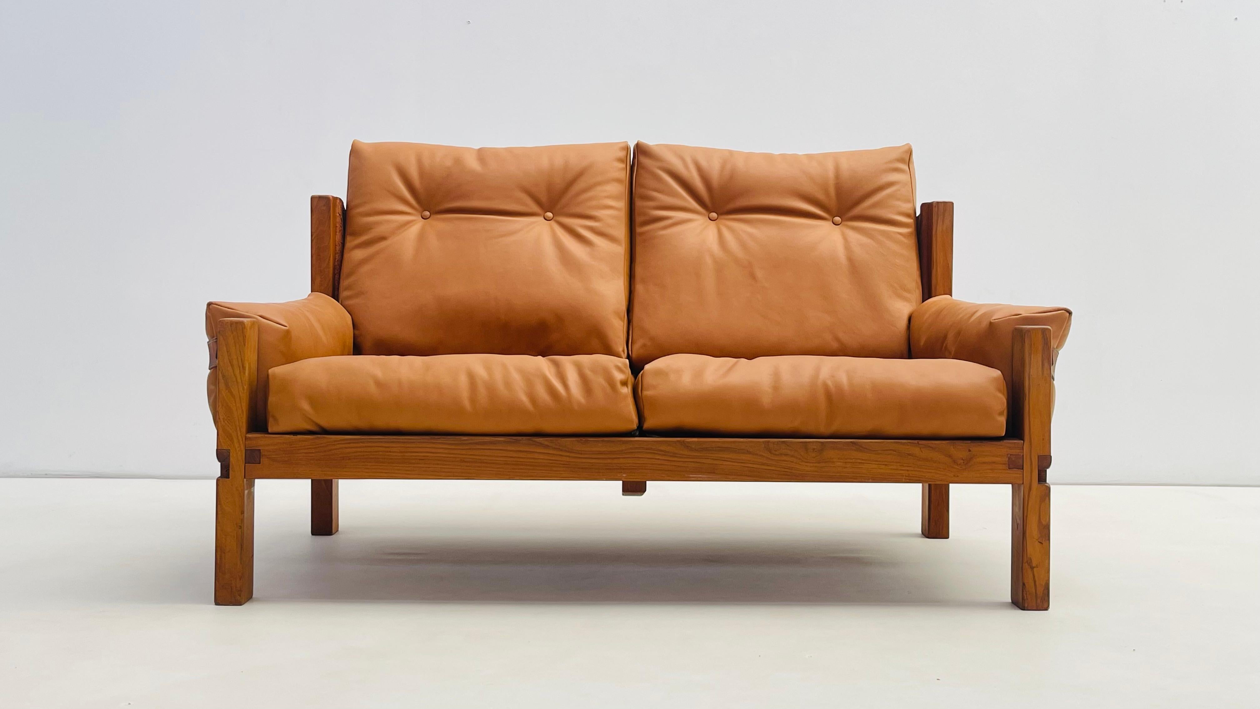 Auf der Grundlage des Sessels S 15 entwickelte Pierre Chapo 1967 das zweisitzige Sofa S 22. Bei diesem Modell wurde der Schwerpunkt auf das Volumen gelegt: Das S 22 verdoppelt die Grundfläche des S 15 und schafft so ein bequemes, geräumiges Sofa mit