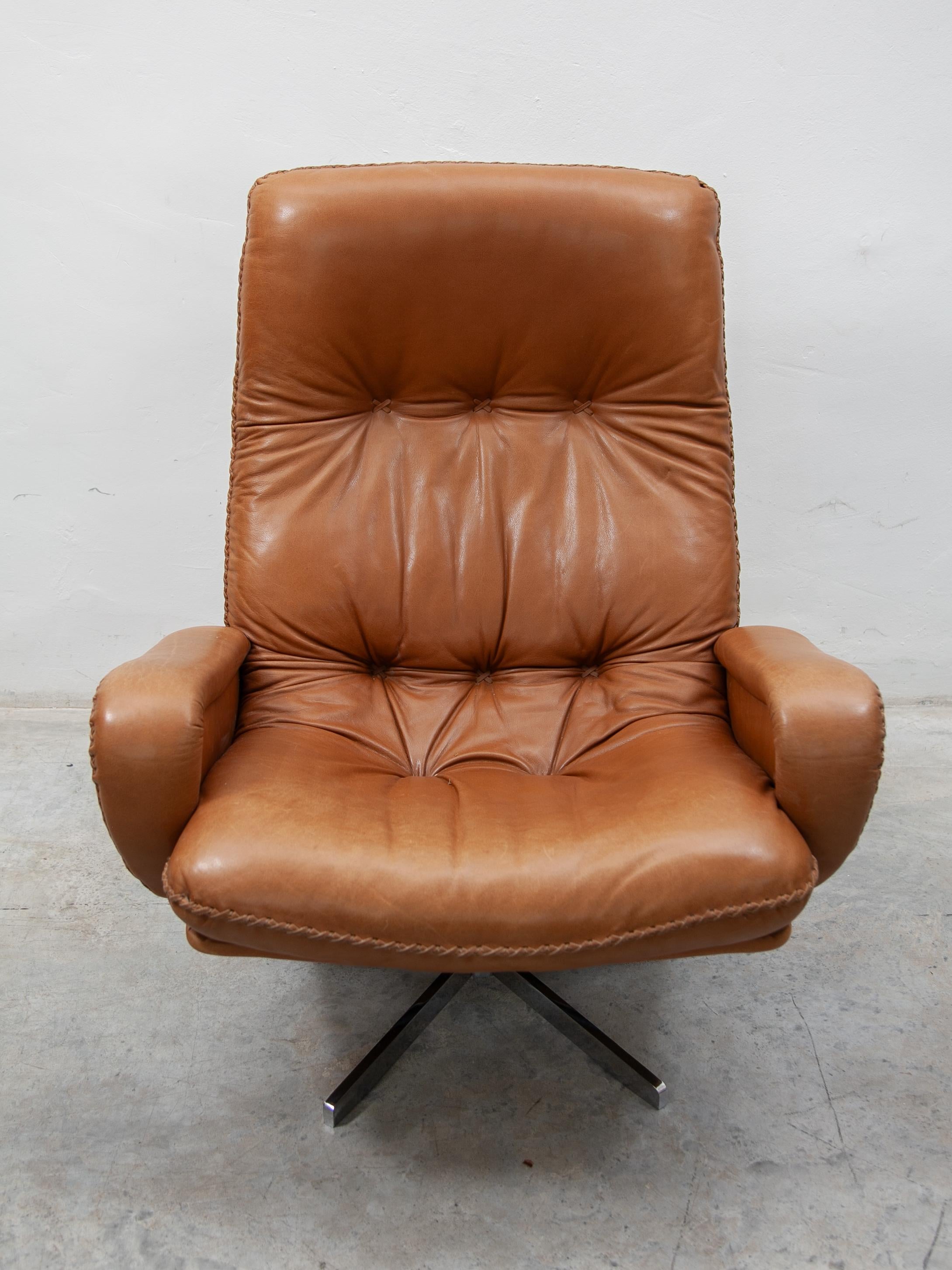 Midcentury modern iconic S231 swivel lounge chair original vintage 1970s designed by the De Sede, Switzerland. This classic swivel armchair was handmade in the 1970s by De Sede in Switzerland. Featured in soft camel brown aniline leather with