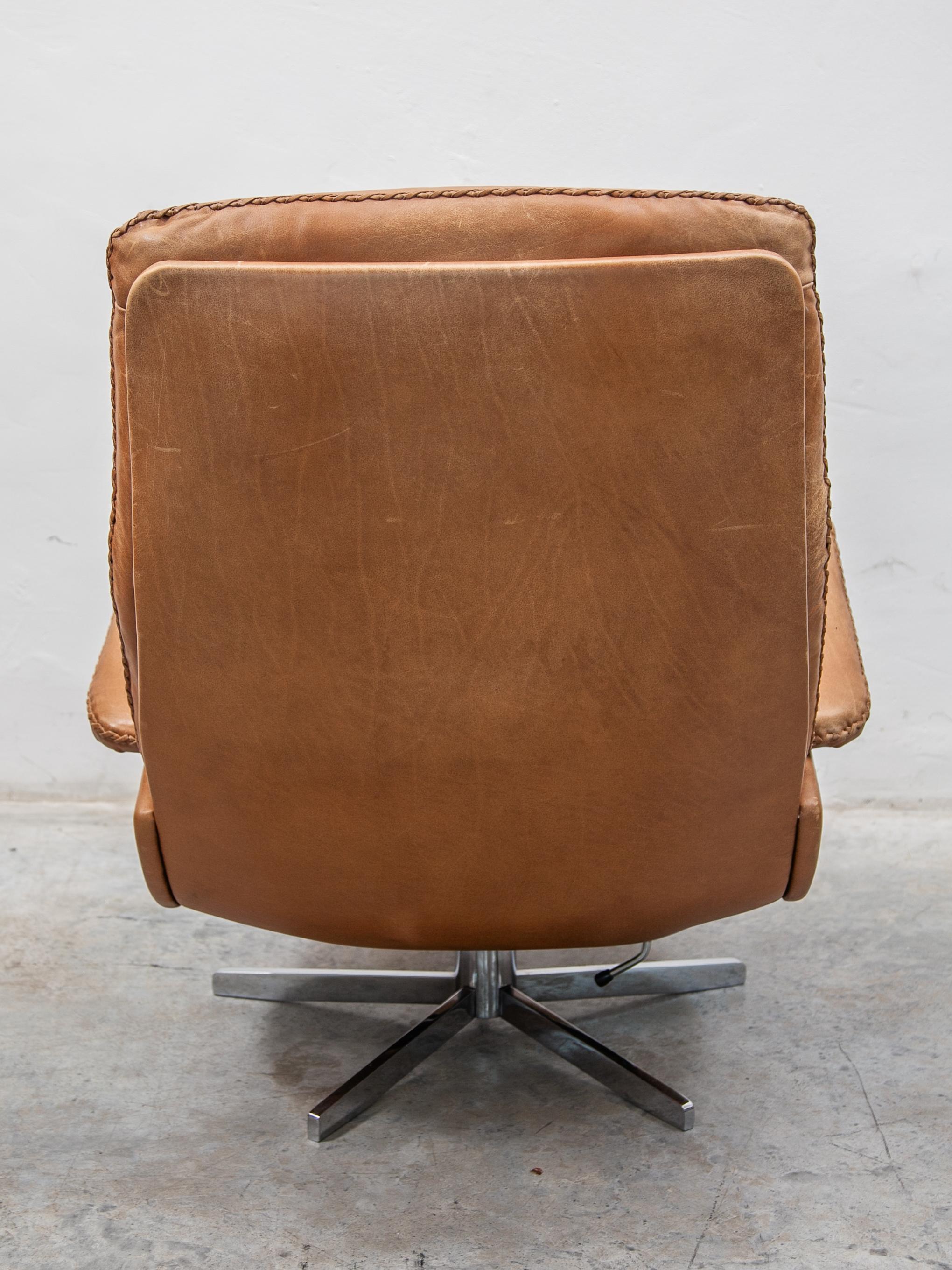 S231 Swivel De Sede Camel Leather Lounge Chair with Footstool, 1970s In Good Condition For Sale In Antwerp, BE