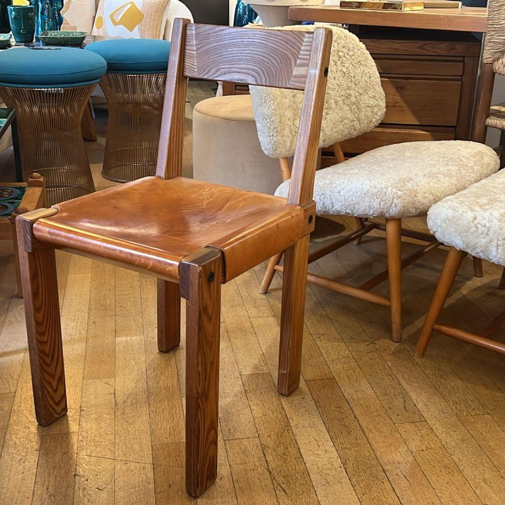 suite di 4 sedie S45 di Pierre Chapo in olmo con gambe incrociate.
 107 x 41 x 42 cm