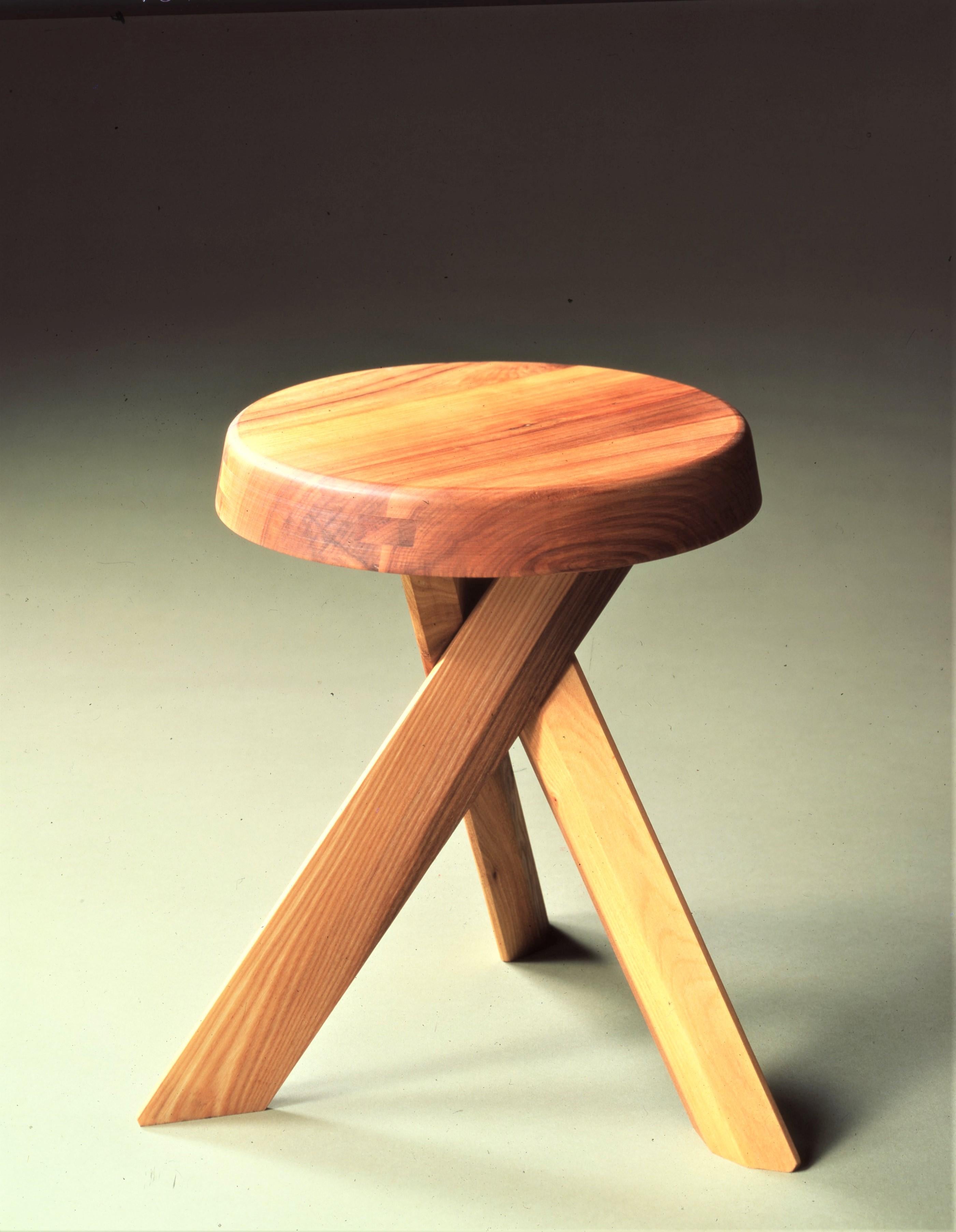 S31A tabouret rond bas stool by Pierre Chapo, France
This remarkable stool was designed in 1974. This stool can be done in a height of 45,55 and 73 cm height.
It shows some very nice woodworking details that also remembers of the designs of
