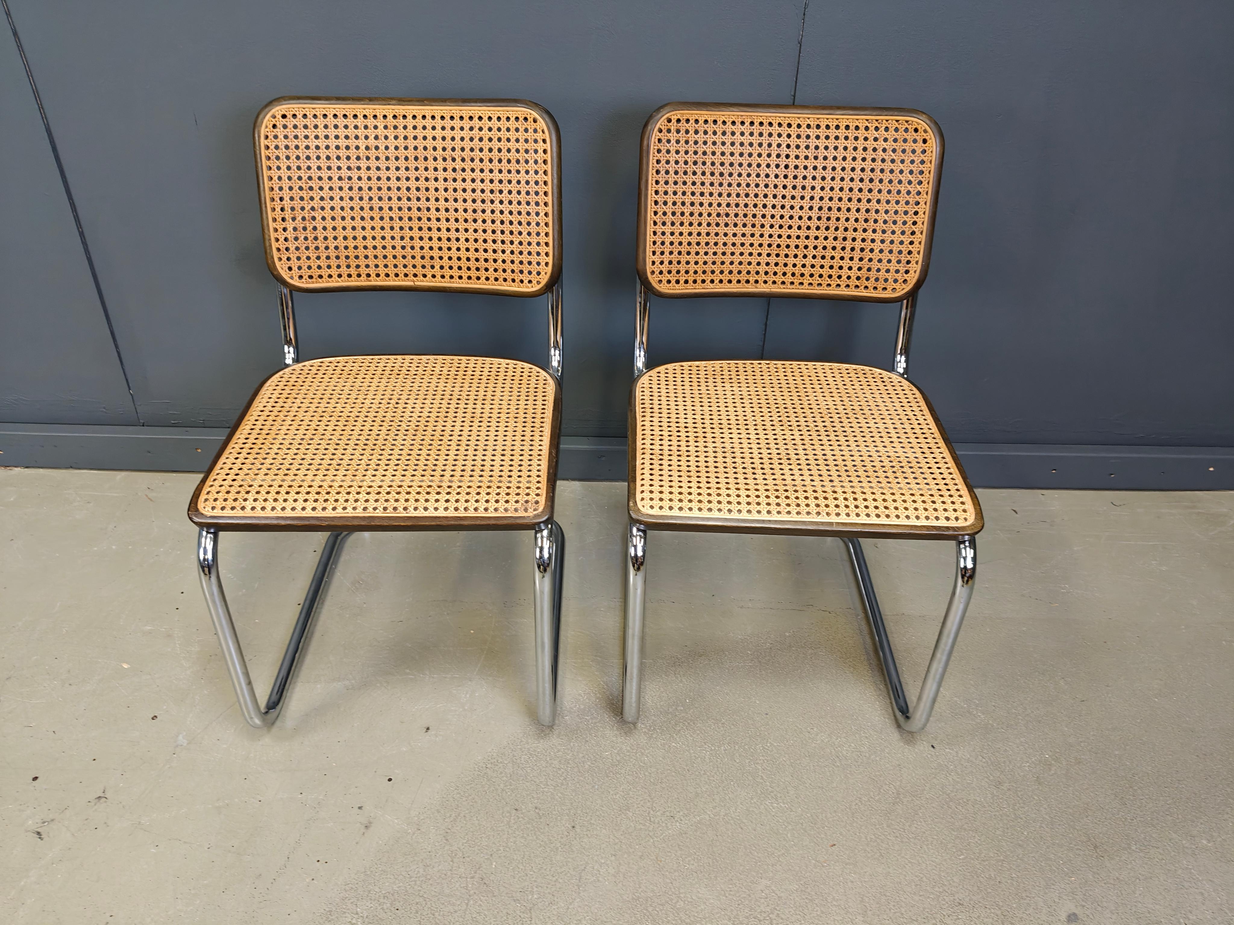Sedie da pranzo 'Cesca' di Marcel Breuer s32 con struttura tubolare a sbalzo in cromo, seduta e schienale in canna e legno marrone. Questo colore è meno comune.

Design senza tempo degli anni '20.

Etichettato Thonet

anni '70 -