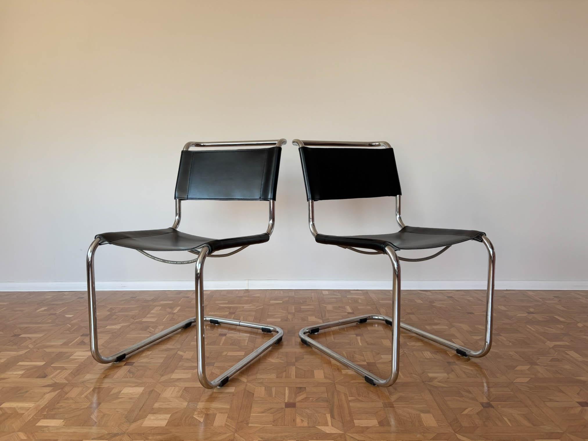 Das kultige S33 Chair Set von Mart Stam, hergestellt von Thonet, stellt sich vor. Diese Kollektion, die in den 1980er Jahren in Deutschland produziert wurde, ist eine Hommage an das zeitlose Design der Bauhaus-Ära. Verchromt, aus Leder und Stahl
