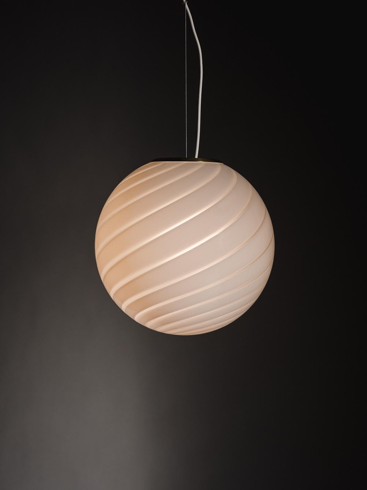 S40 Large Murano Pendant Ceiling Lamp in White Swirl Glass with Brass In New Condition For Sale In København, DK