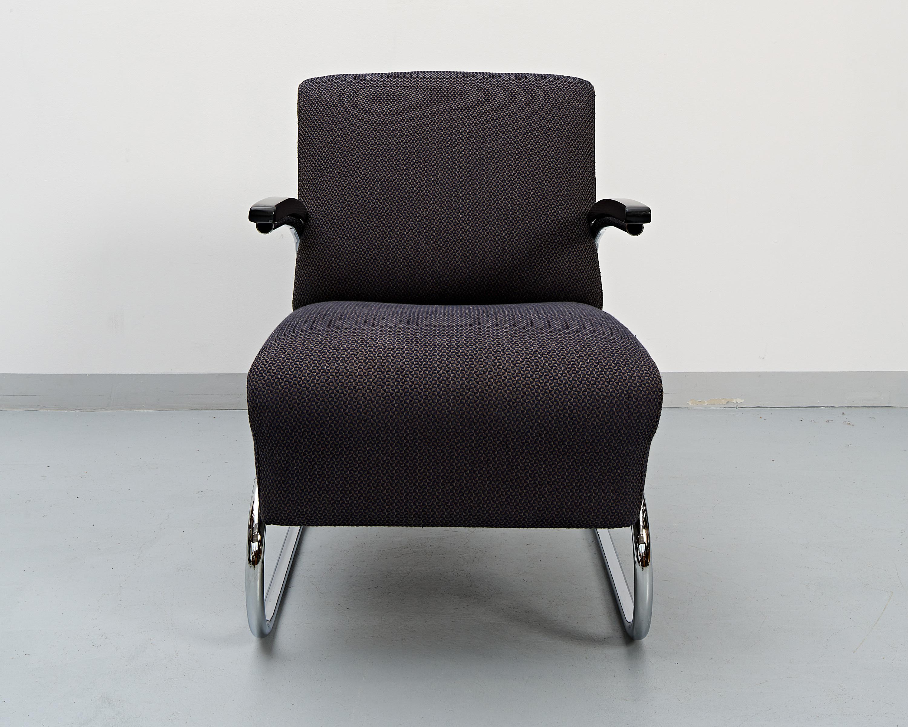 Un fauteuil luge élégant et exceptionnellement confortable fabriqué par Mücke & Melder sous licence Thonet dans une ancienne manufacture de Tchécoslovaquie. 

La structure tubulaire chromée, ainsi que les accoudoirs incurvés en hêtre massif, ont été