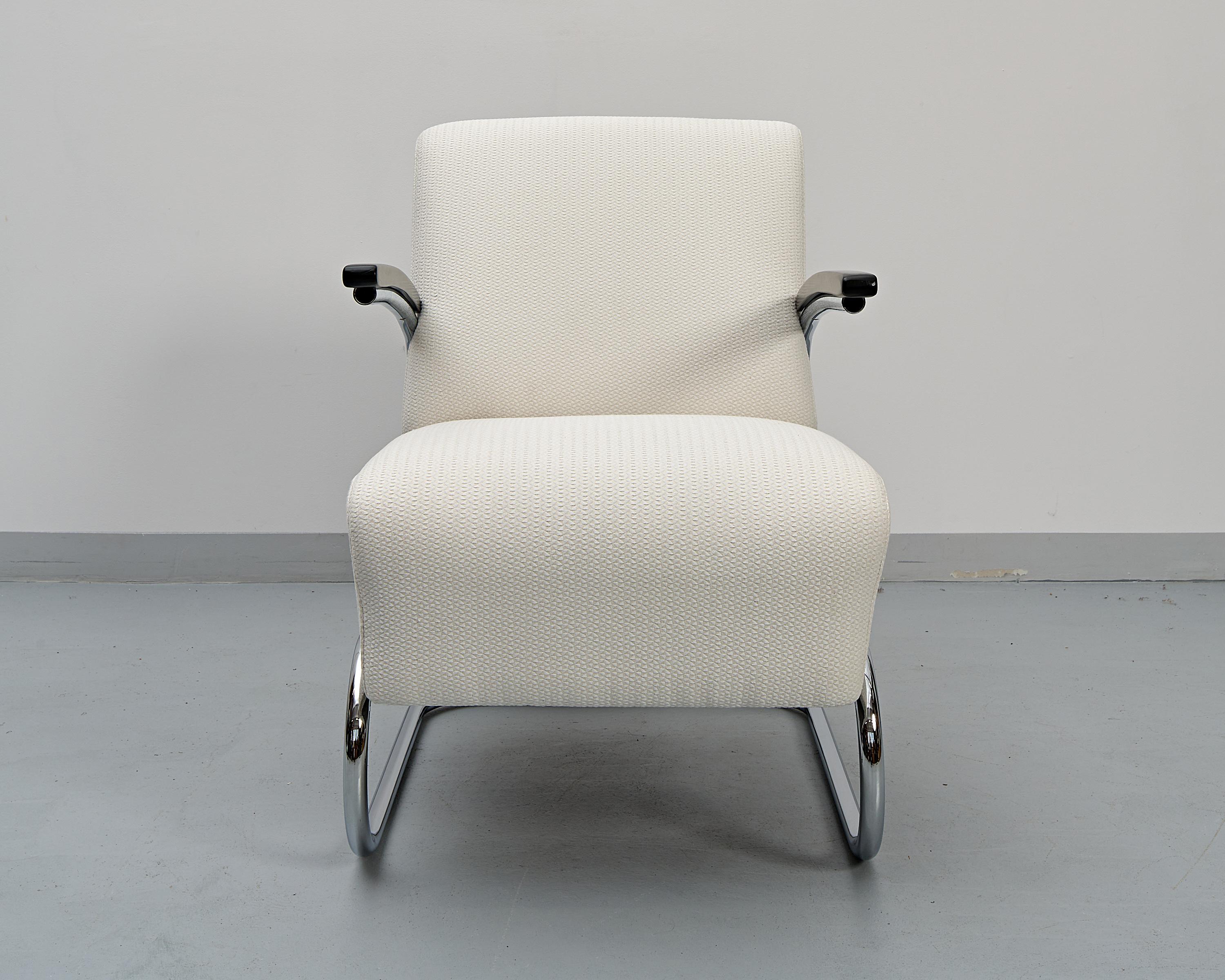 An elegant and exceptionally comfortable cantilever armchair manufactured by Mücke & Melder under a Thonet licence in a former Czechoslovakia's manufactory.

Chrome tubular frame, as well as curved solid beech armrests, have been professionally