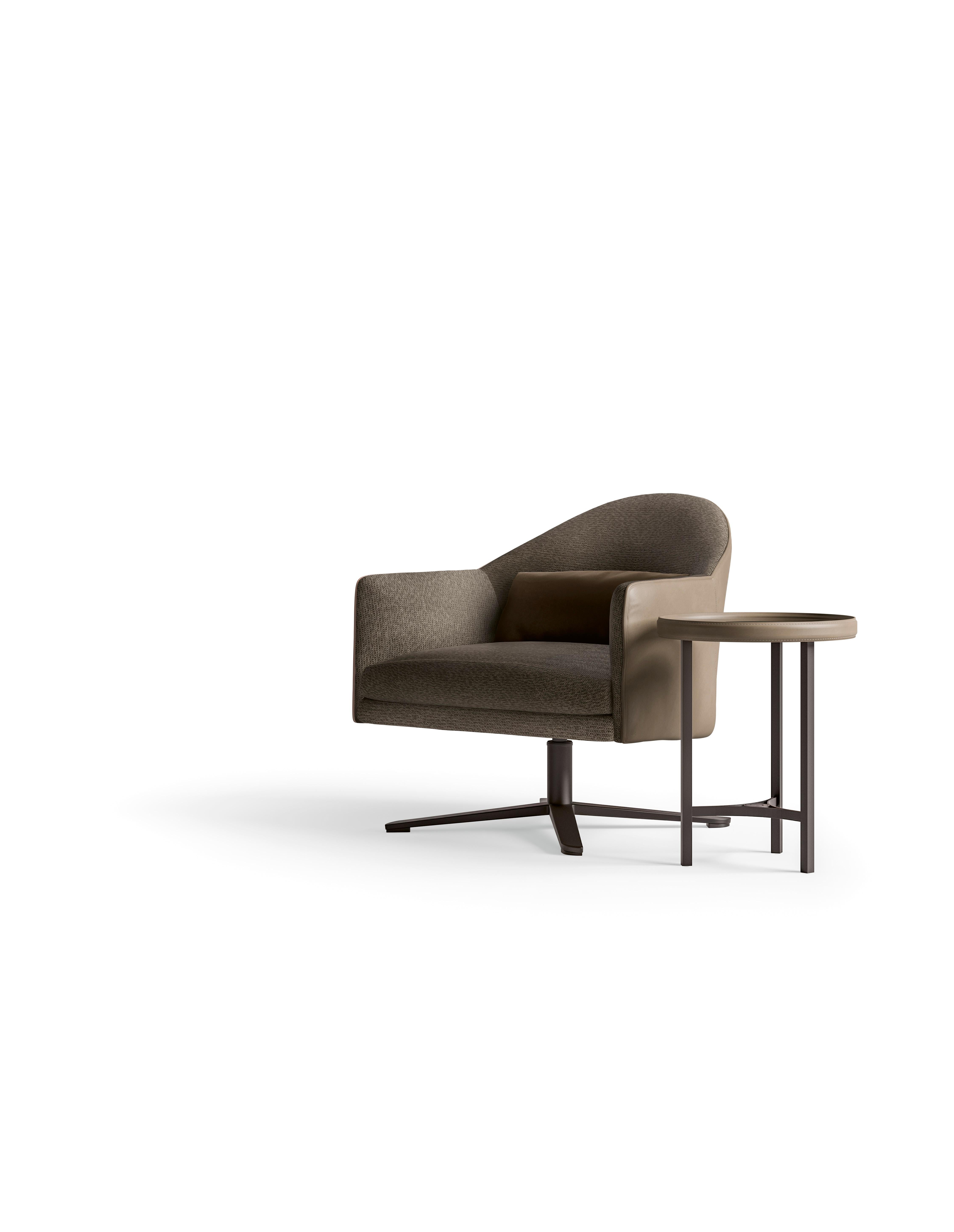 A stylish side table featuring a glass top with saddle leather-bound edges and a sleek metal base. The transparent glass surface highlight the elegant saddle leather detailing around the edges, adding a refined, tactile contrast. The sturdy metal