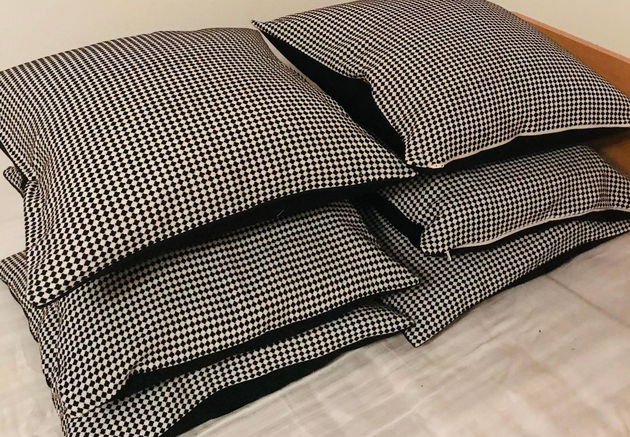 Lot de 6 taies d'oreiller géométriques color block avec lin noir à l'arrière. Excellent état. Style Art déco.