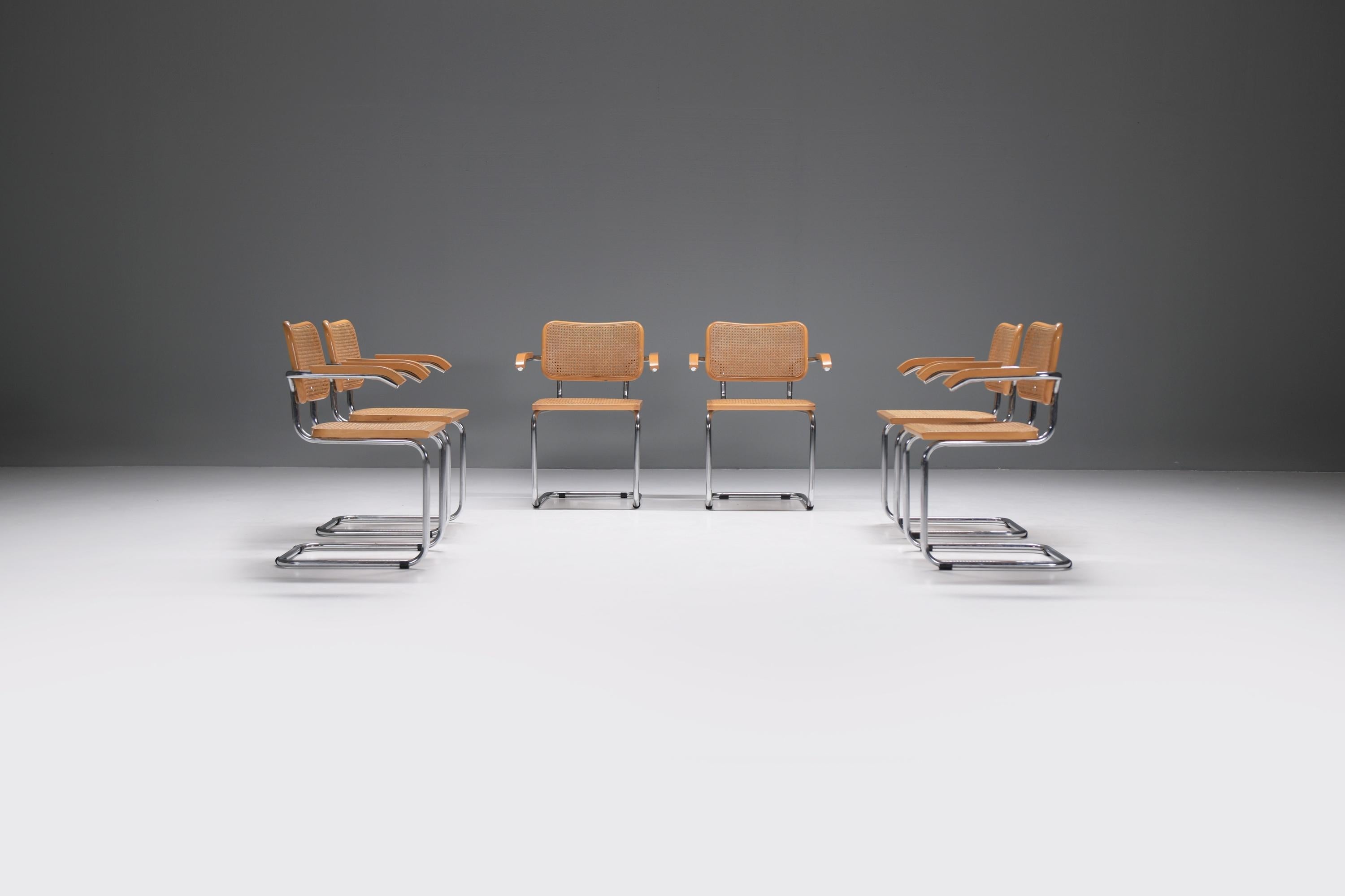 Schönes Sessel-Set mit verchromtem Stahlrohr-Fußkreuz und Sitz und Rückenlehne aus Buchenholz.
Inspiriert von den berühmten Cesca-Stühlen von Marcel Breuer.

Marcel Breuer entwarf 1925 den ersten Stahlrohrstuhl nach dem Vorbild des Rohrrahmens eines