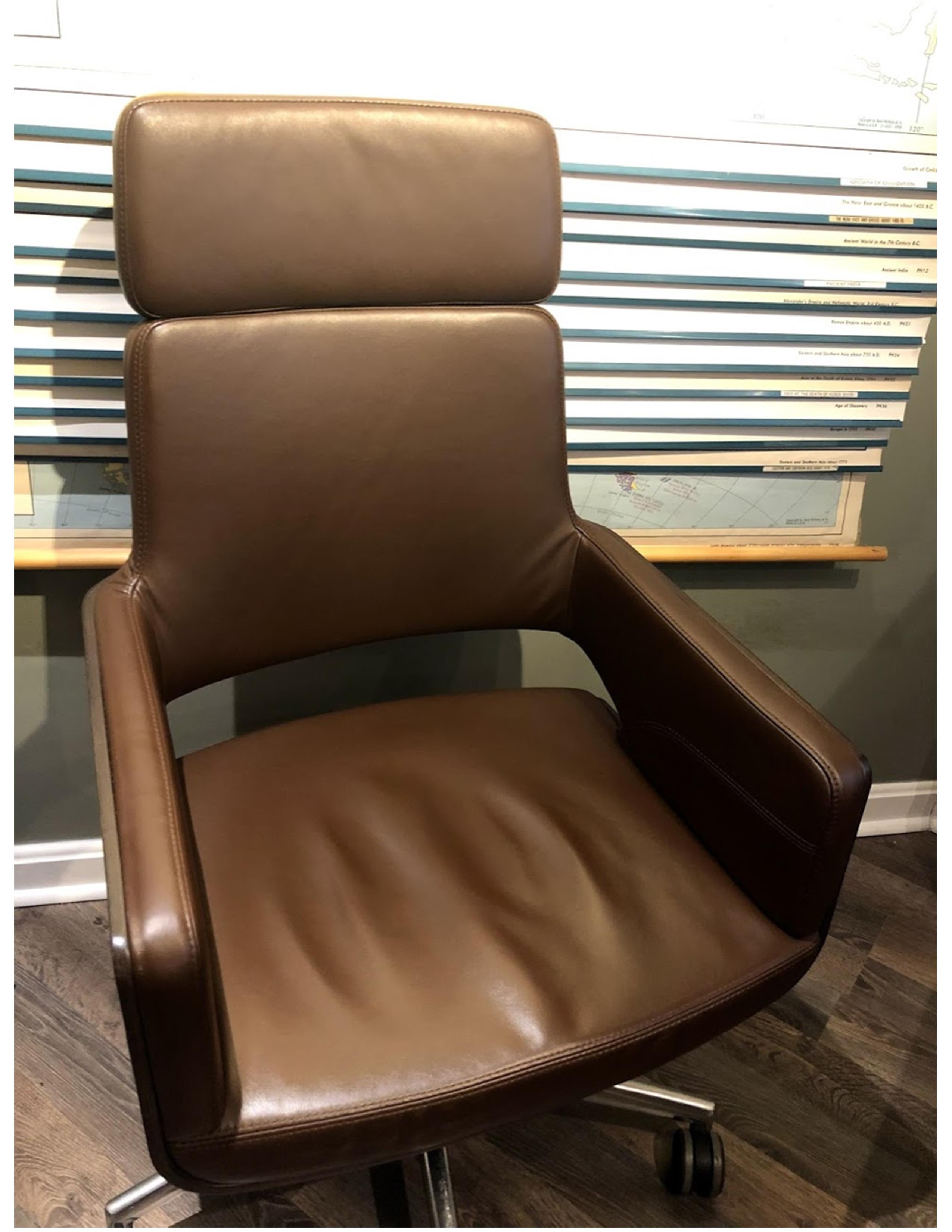 High-quality visitor's and conference chair with a special aesthetic appeal. Its unique characteristic is the accentuated separation of shell and frame. The molded plywood seat shell has formal analogies to automobile design in the shape of the