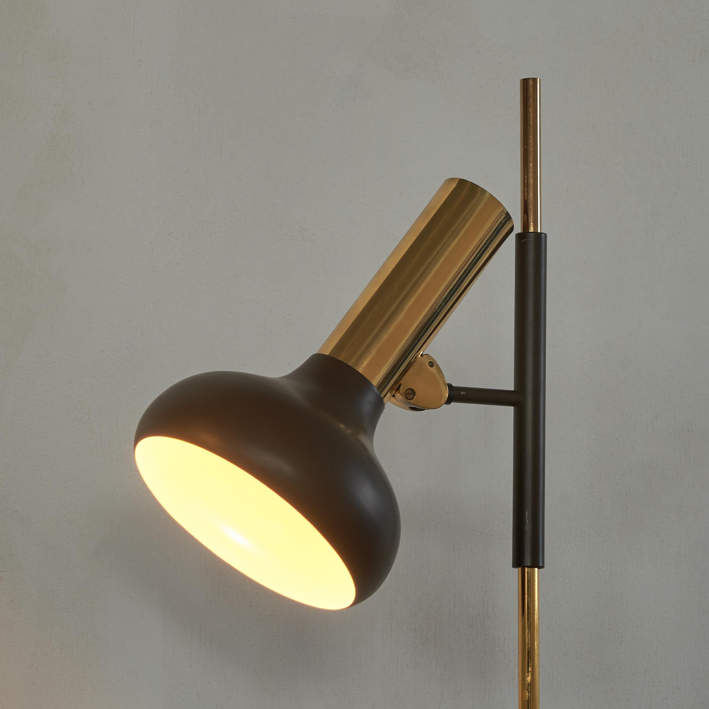 Beautiful floor lamp by the Belgian maker S.A. Boulanger from Brussels. A simple design, but with a very stylish look at the same time. Rich appearance due to the brass finish. The brass is still very beautiful and has little patina. The hood and