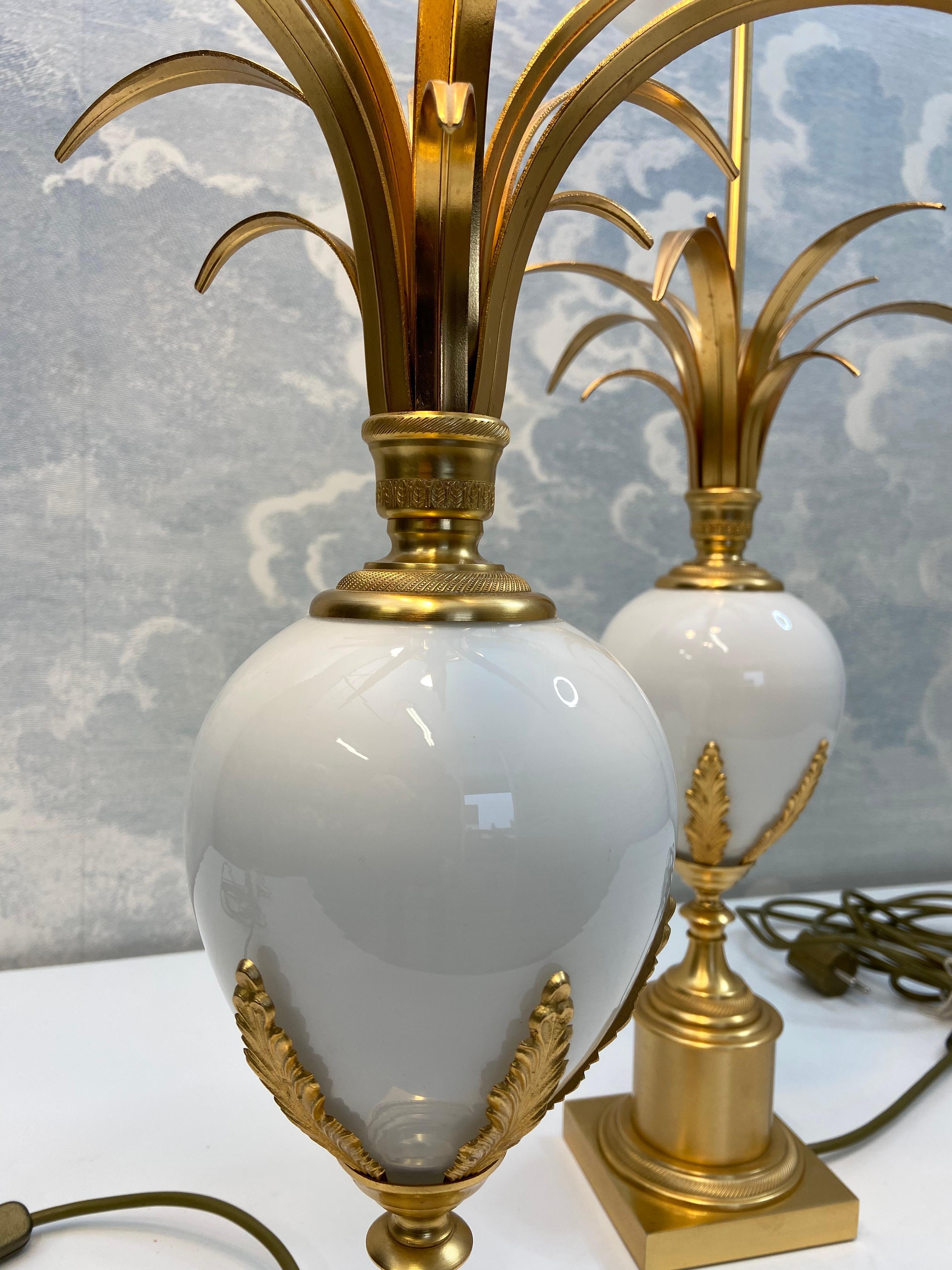UNO DEI DUE DISPONIBILI

Progettata e prodotta in Belgio negli anni '60 dall'acclamato produttore di apparecchi di illuminazione S.A. Boulanger è una squisita lampada da tavolo che trasuda eleganza e lusso.

L'