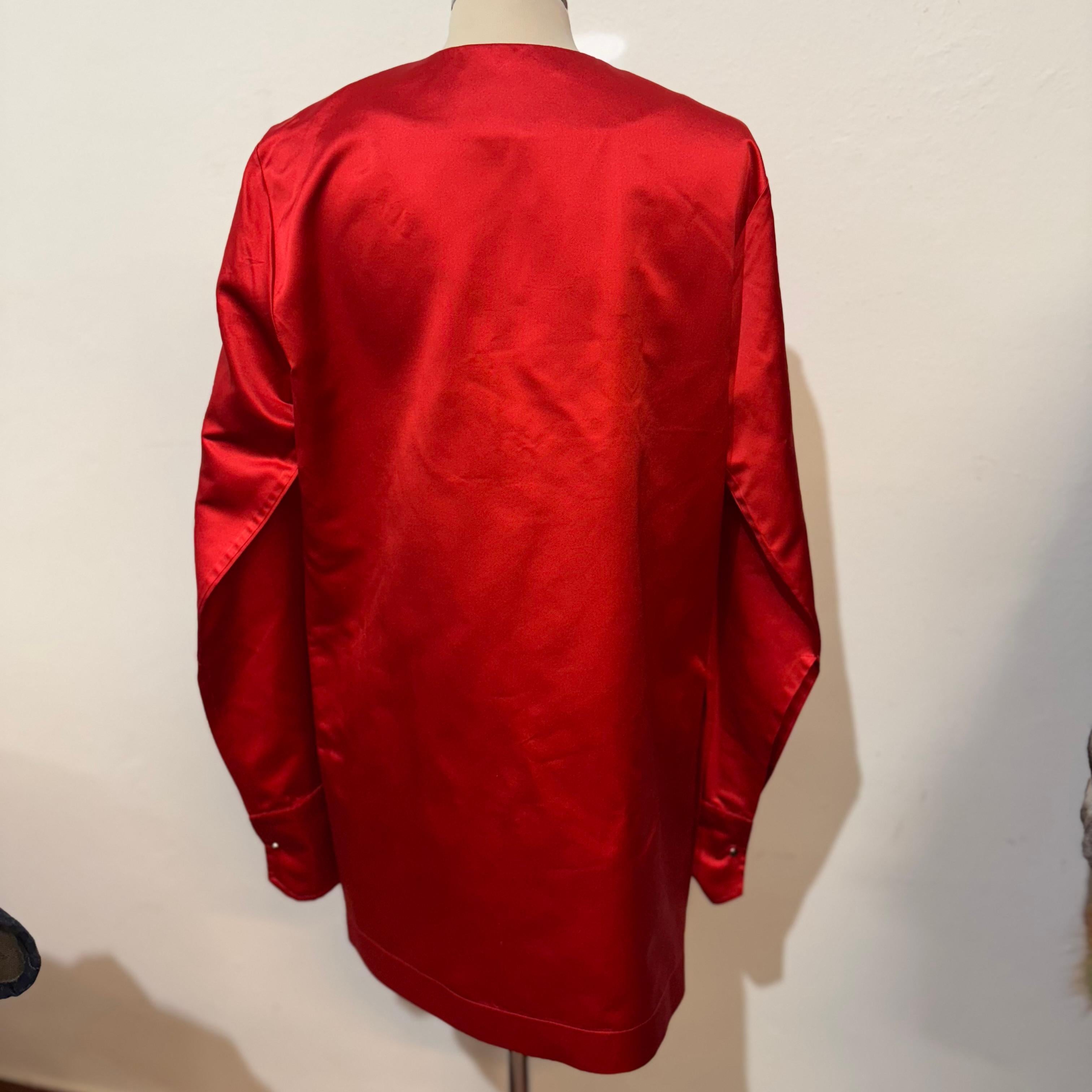 Sa Su Phi mini dress
Can be used as blouse top too
100% Silk
Coral red
Long sleeve
Shoulder/hem cm 75 (29,5 inches)
Shoulder cm 40 (15,7 inches)
Worldwide express shipping included in the price !

