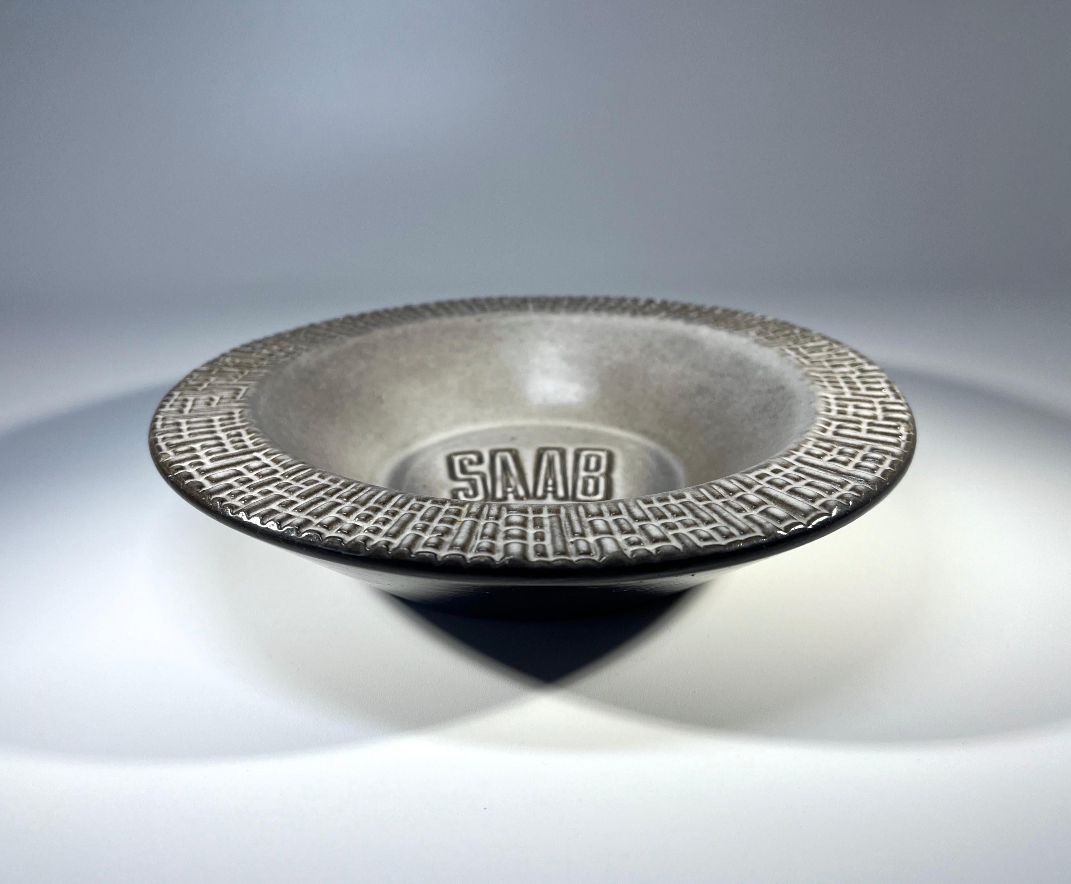 Magnifique pièce de collection SAAB provenant d'Upsala Ekeby, Suède
Plat en céramique taupe avec motif central d'avion SAAB
Glaçure brun foncé au verso
Vers 1963
Signé UE, Suède à la base
Hauteur 1,5 pouce, Diamètre 7 pouces
Excellent état
Usure