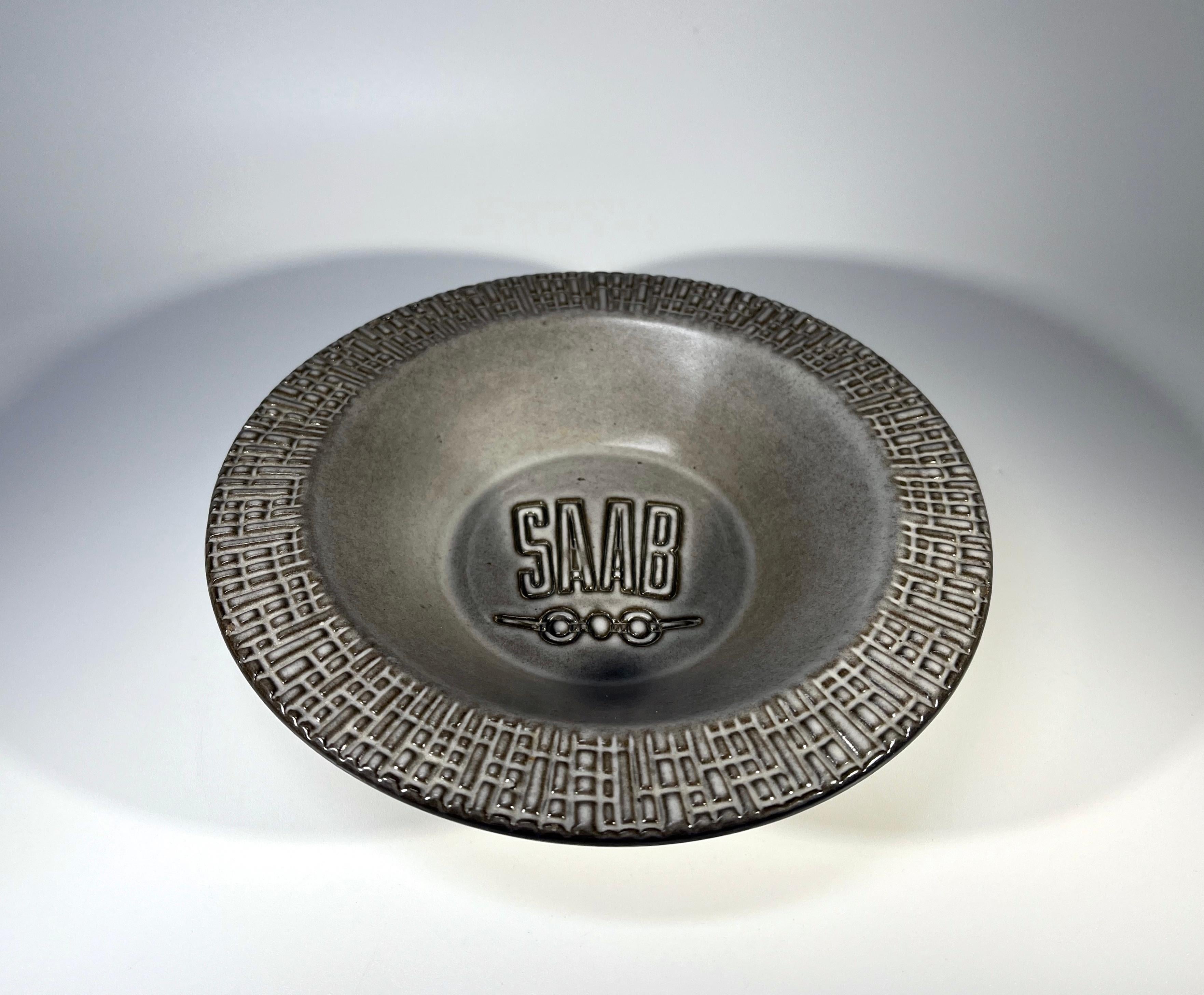 20ième siècle Plat en céramique automobile SAAB par Upsala Ekeby, Suède, vers 1963 en vente