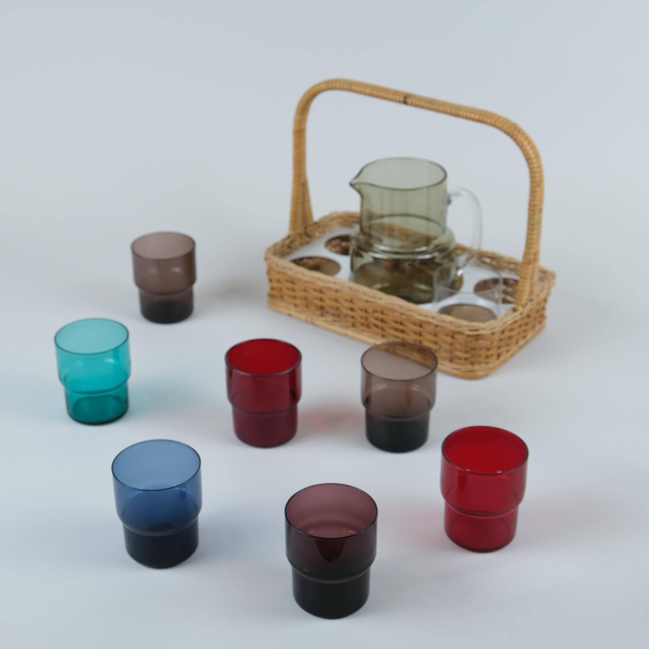 Saara Hopea Bunt gestapelte Gläser und Krug Set 1718/ 1618, Nuutajärvi (Finnisch) im Angebot