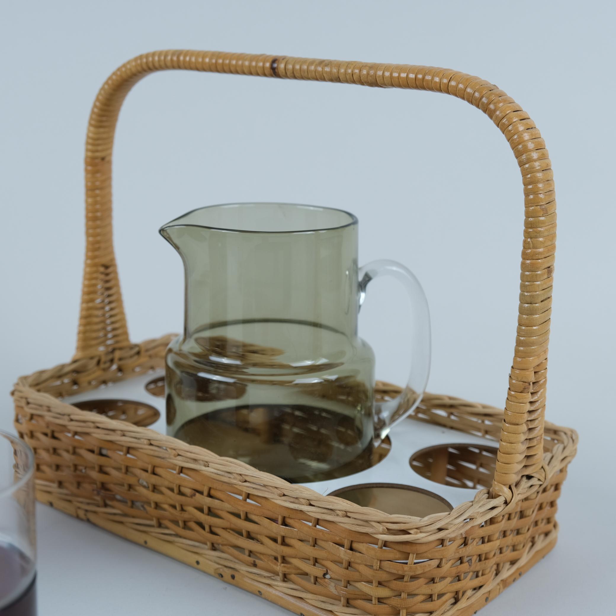 Saara Hopea Bunt gestapelte Gläser und Krug Set 1718/ 1618, Nuutajärvi (Rattan) im Angebot