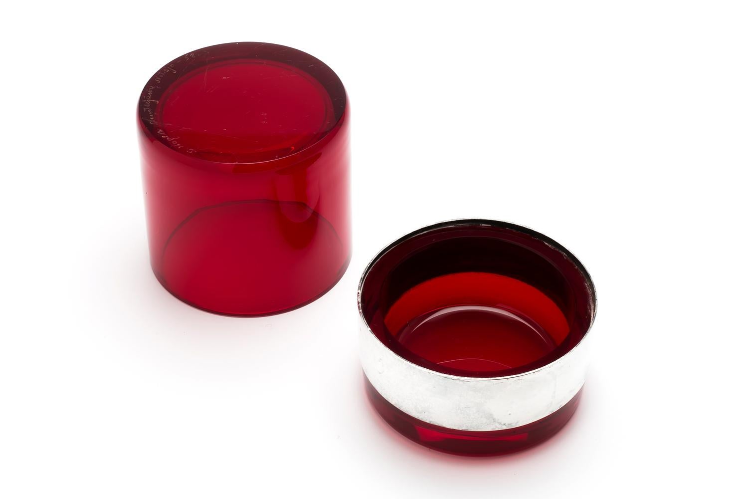 Saara Hopea / COVERD CYLINDRICAL JAR(RED) S SH126 / Nuutajärvi (Geblasenes Glas) im Angebot