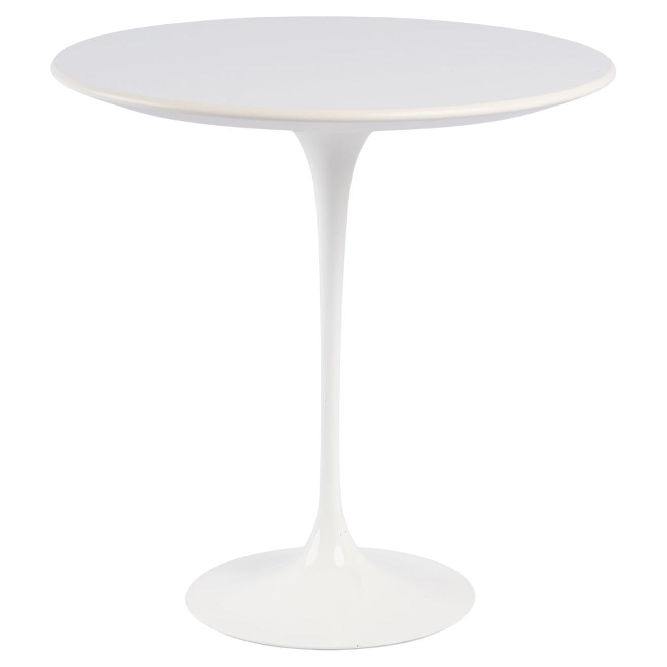 Saarinen 20" Tulip Pedestal Side Table in White Laminate en vente