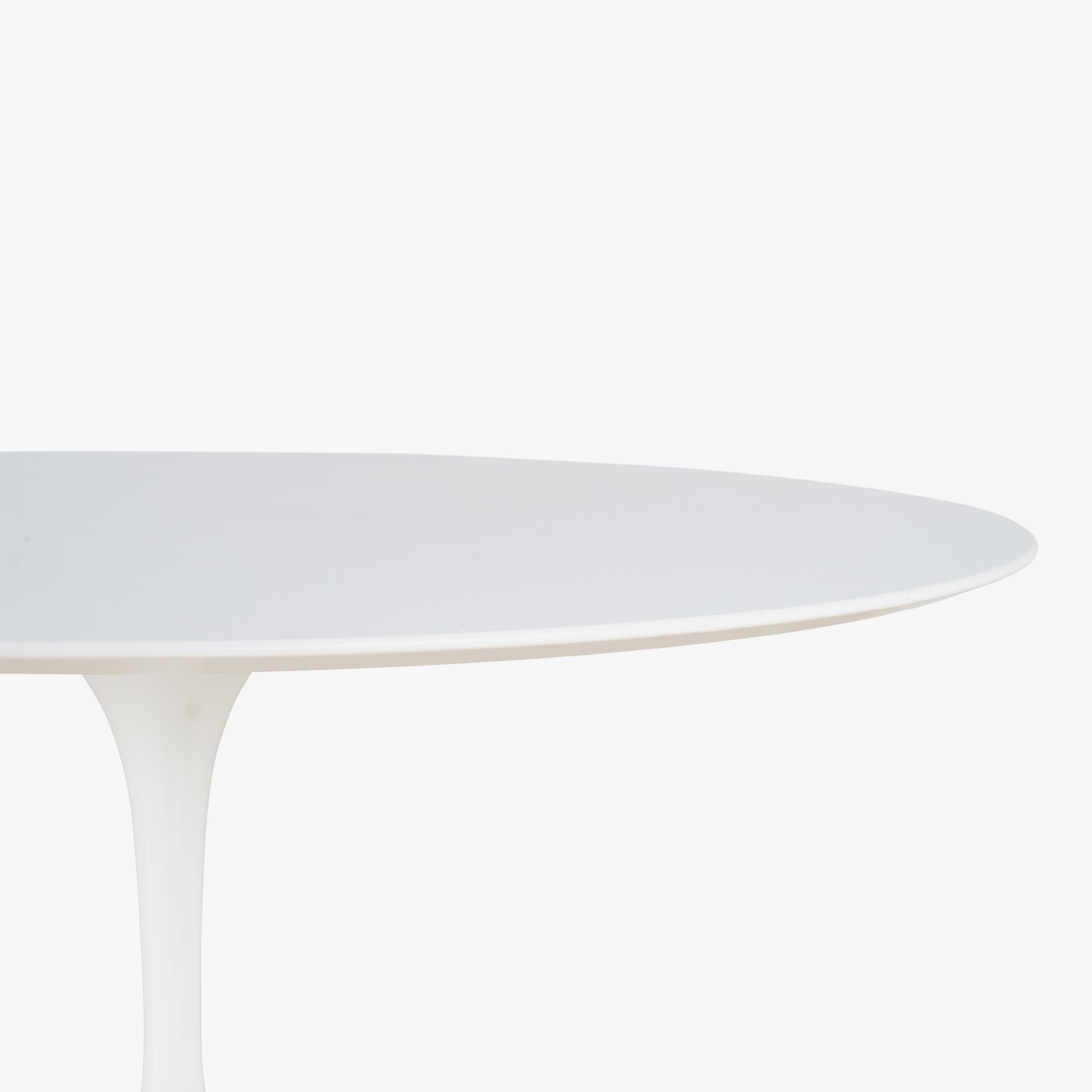 Mesa redonda con pedestal Saarinen 54