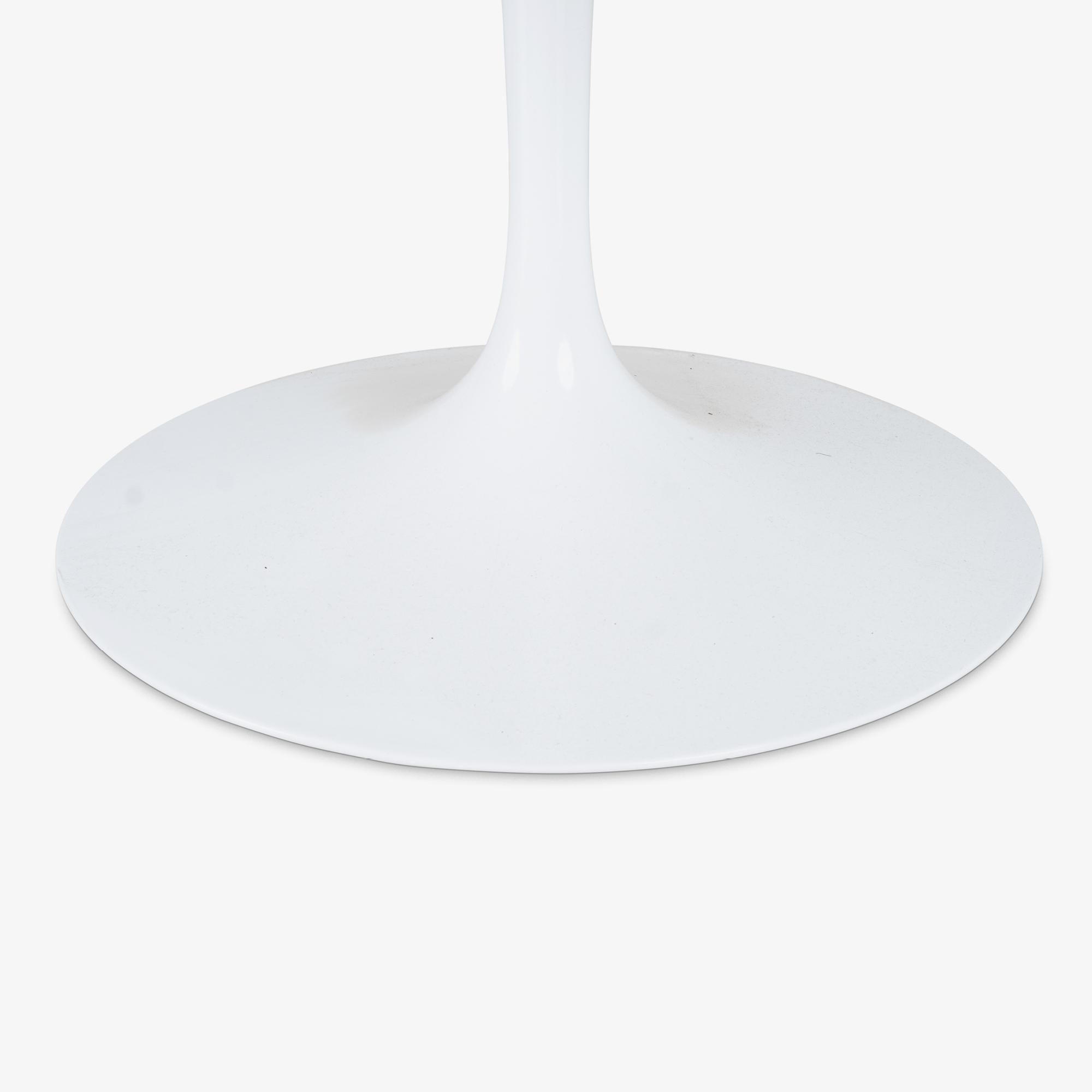 Mesa redonda con pedestal Saarinen 54