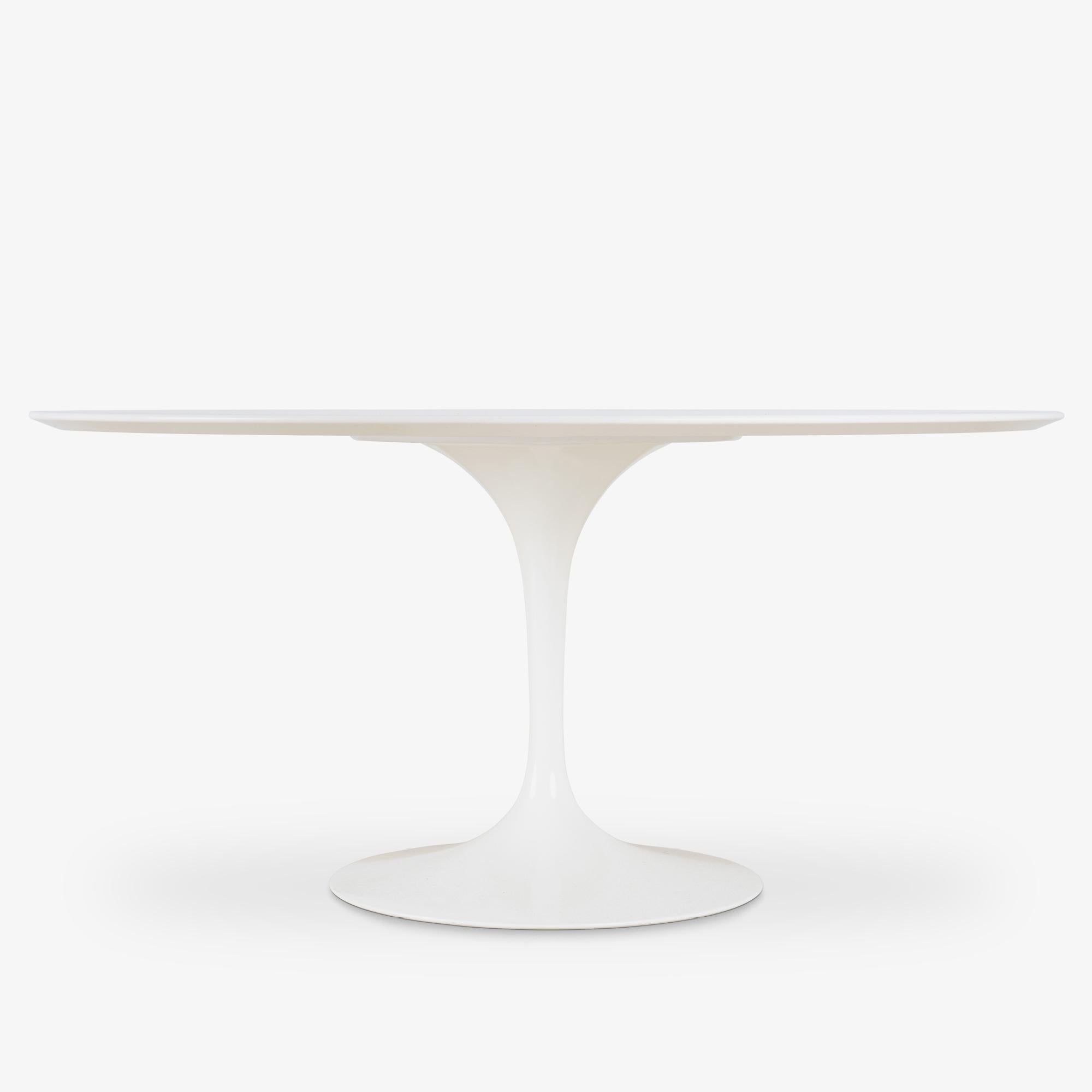 Mesa redonda con pedestal Saarinen 54